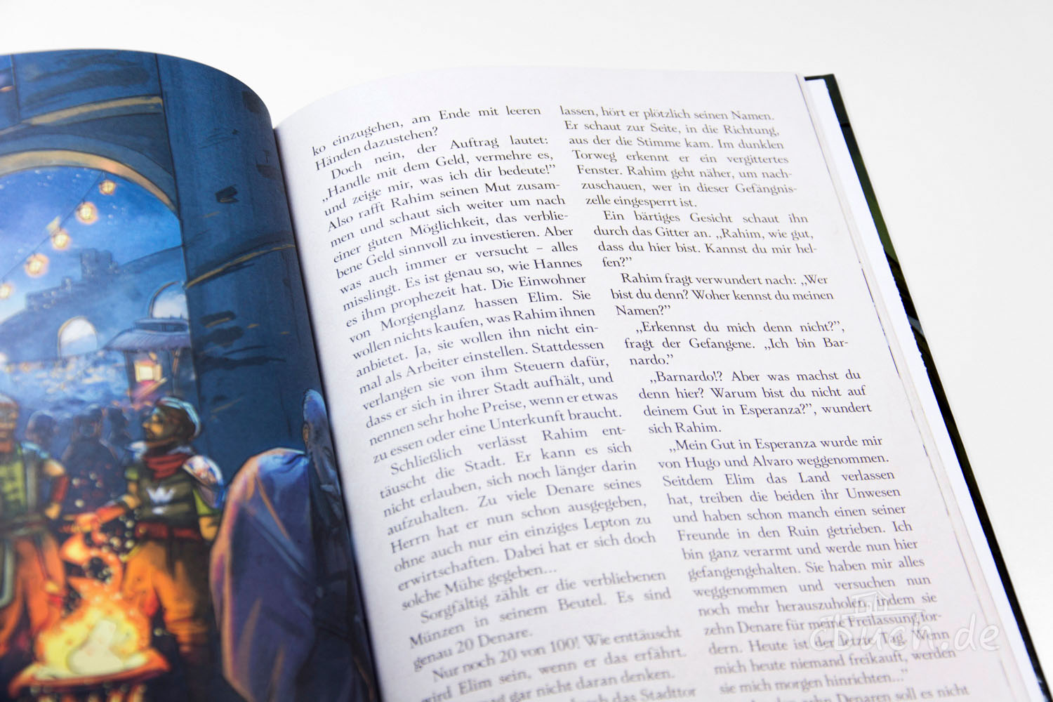 Offenes Buch mit gedrucktem Text und farbiger Illustration l