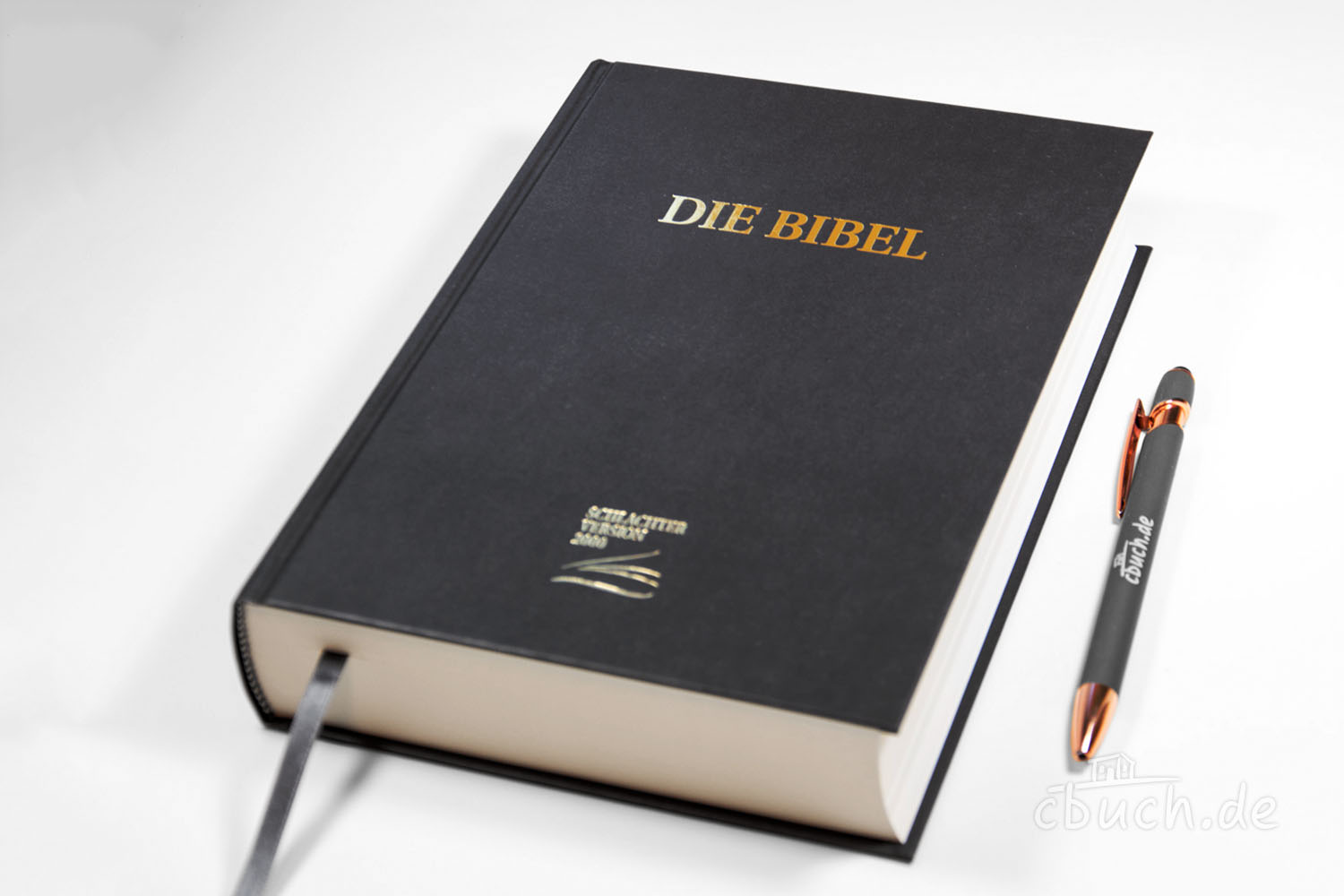 Schwarze Bibel mit goldener Schrift und Lesezeichen Die Bibel mit schwarzem Einband und goldenem Titel mit Stift