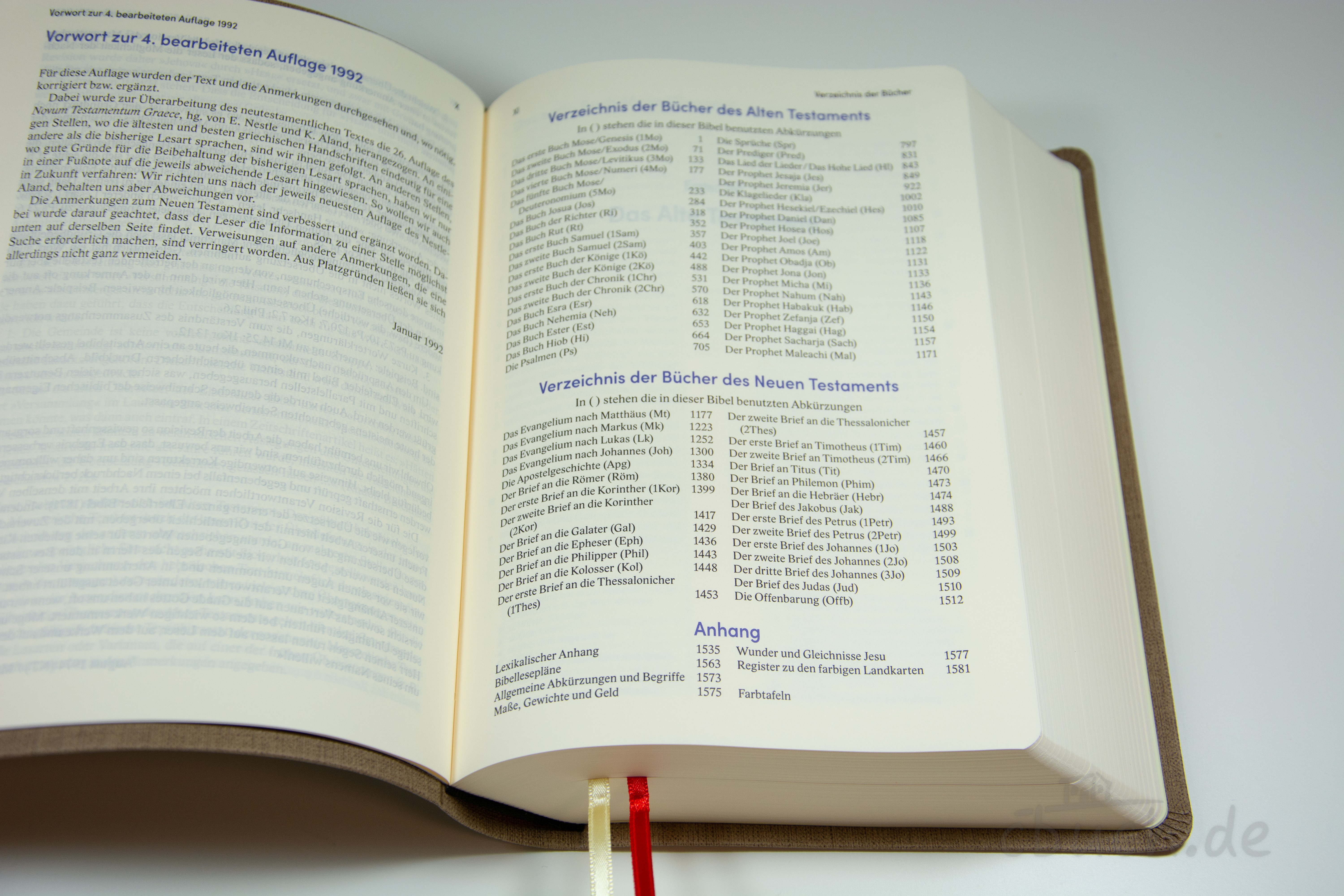 Revidierte Elberfelder Bibel - Standardausgabe in braunem Kunstleder, geöffnete Innenansicht Geöffnete Revidierte Elberfelder Bibel Standardausgabe von CV in braunem Kunstleder mit Inhaltsverzeichnis, Lesebändchen und Leinenstruktur