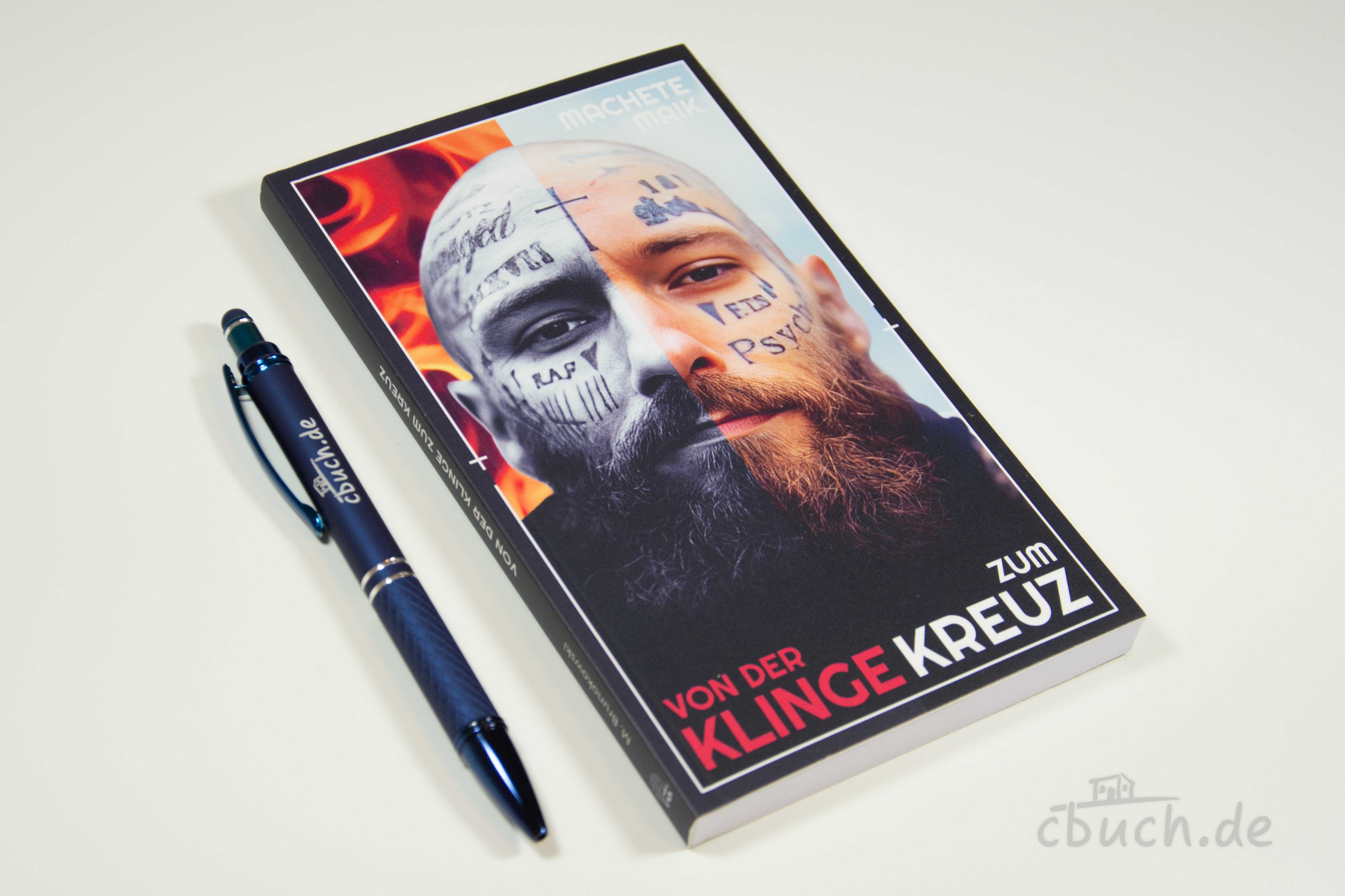 Brunokowski: Machete Maik – Von der Klinge zum Kreuz | Biografie Buchcover Brunokowski: Machete Maik – Von der Klinge zum Kreuz, christliche Biografie über Maiks Weg von Gewalt, Drogen und Rockerleben zu Jesus Christus, Vergebung und neuer Identität.