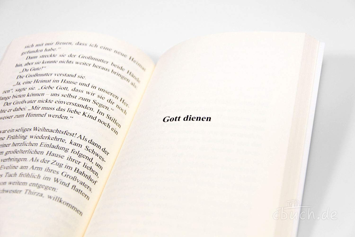 Geöffnete Buchseite mit Kapitelüberschrift Gott dienen Offenes Buch mit Text und Kapitelüberschrift Gott dienen