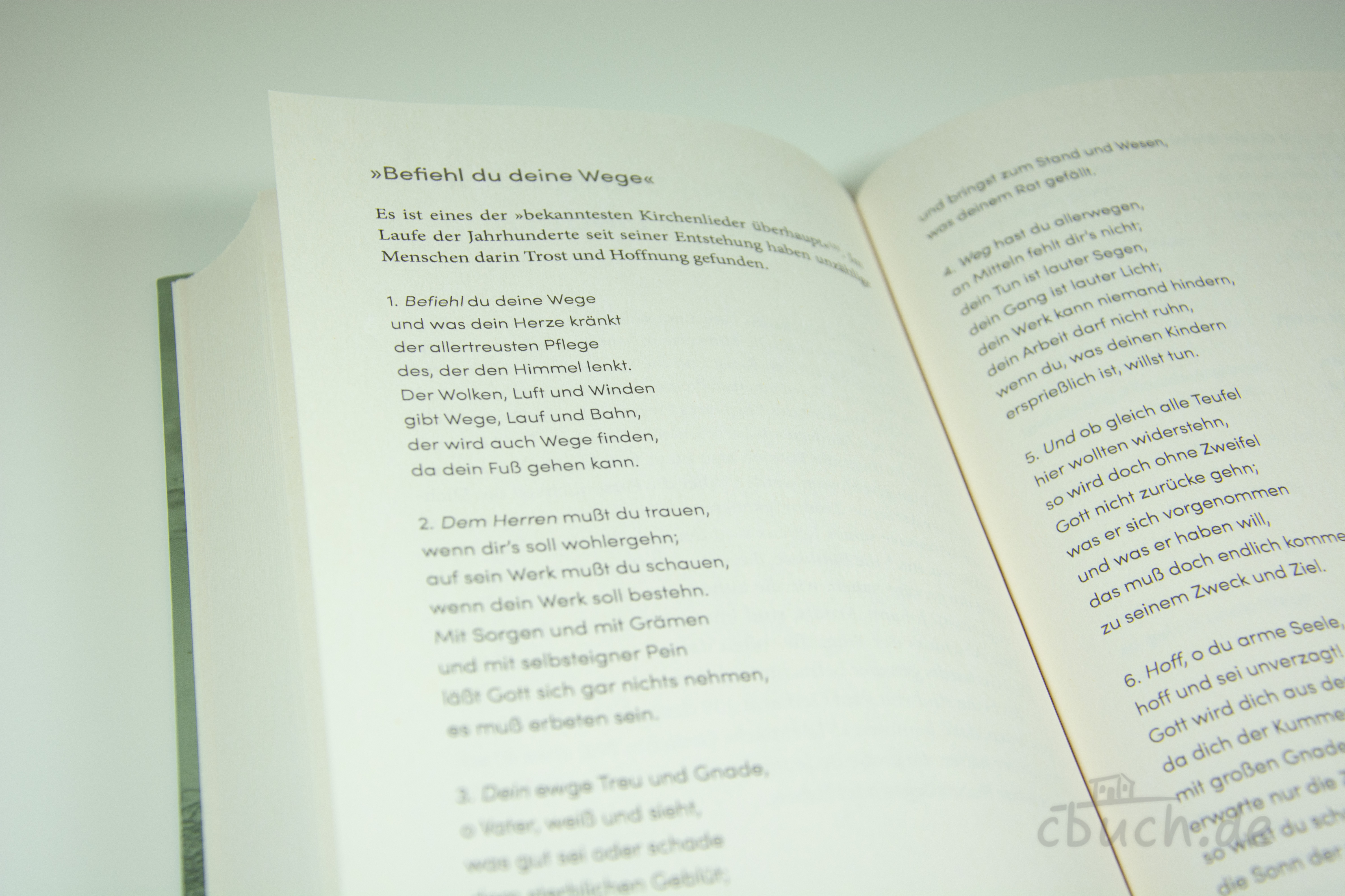 Geiger: Du, meine Seele, singe – Buch über Paul Gerhardt Aufgeschlagenes Buch „Geiger: Du, meine Seele, singe“ über Paul Gerhardt, Prediger und Poet, mit Liedtexten im Innenteil, SCM Hänssler