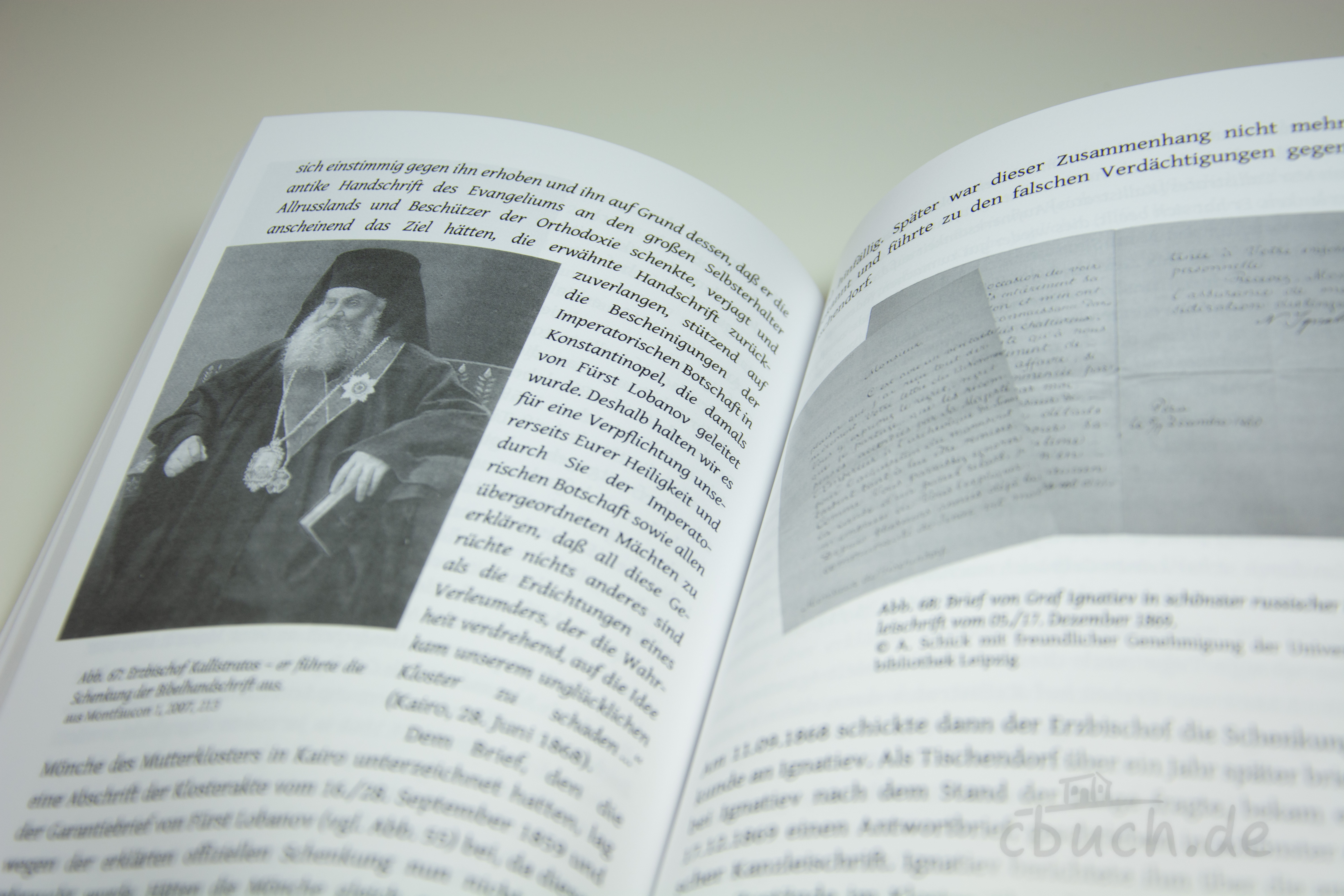 Geöffnetes Buch mit historischem Text und Bild eines Geistli Aufgeschlagene Buchseite mit altem Text und Schwarz-Weiß-Por