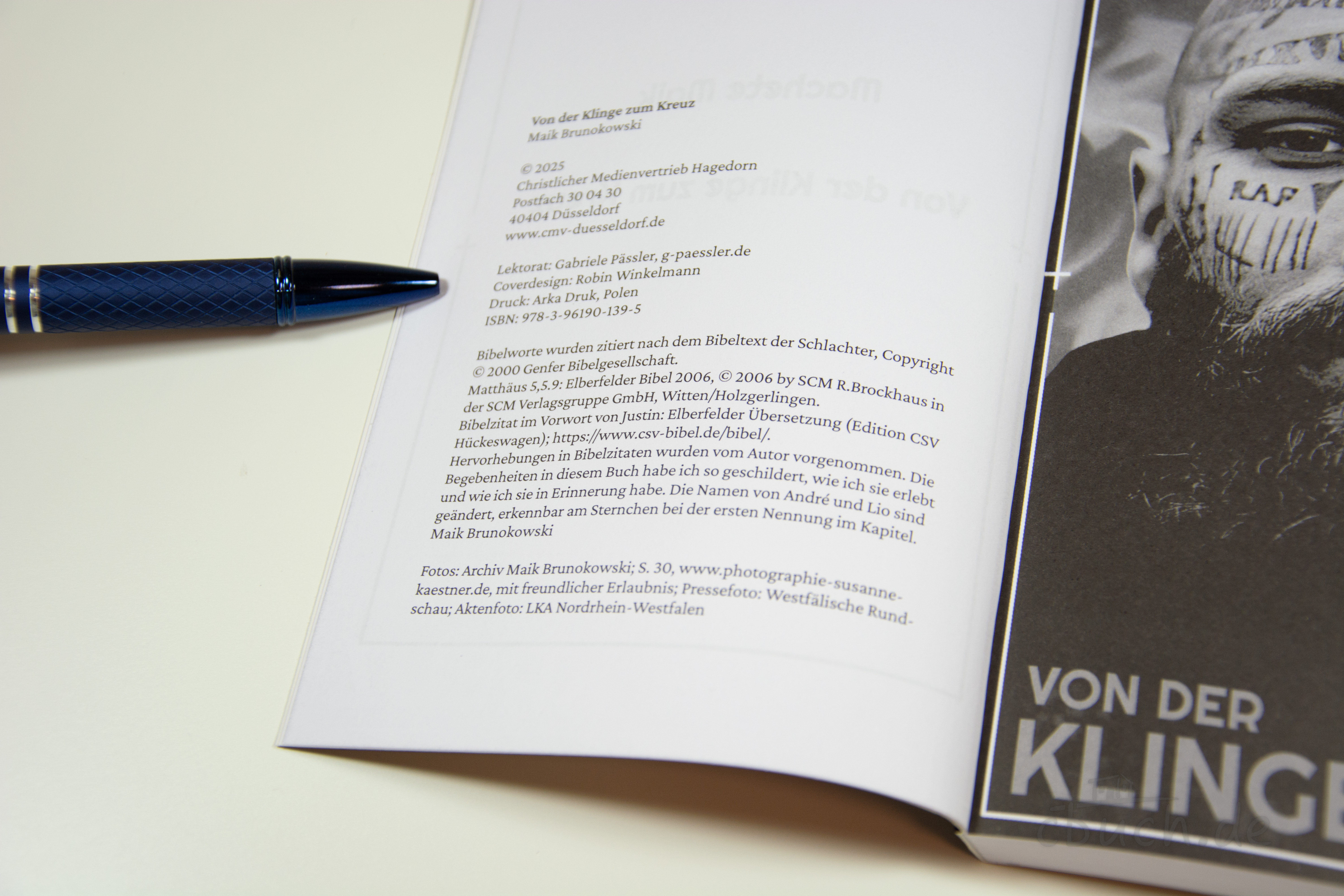 Brunokowski: Machete Maik – Von der Klinge zum Kreuz Buchansicht Innenansicht des Buches „Machete Maik – Von der Klinge zum Kreuz“ von Brunokowski mit Impressum und Teil des Covers; christliche Biografie über Verwandlung, Vergebung und neues Leben mit Jesus Christus.