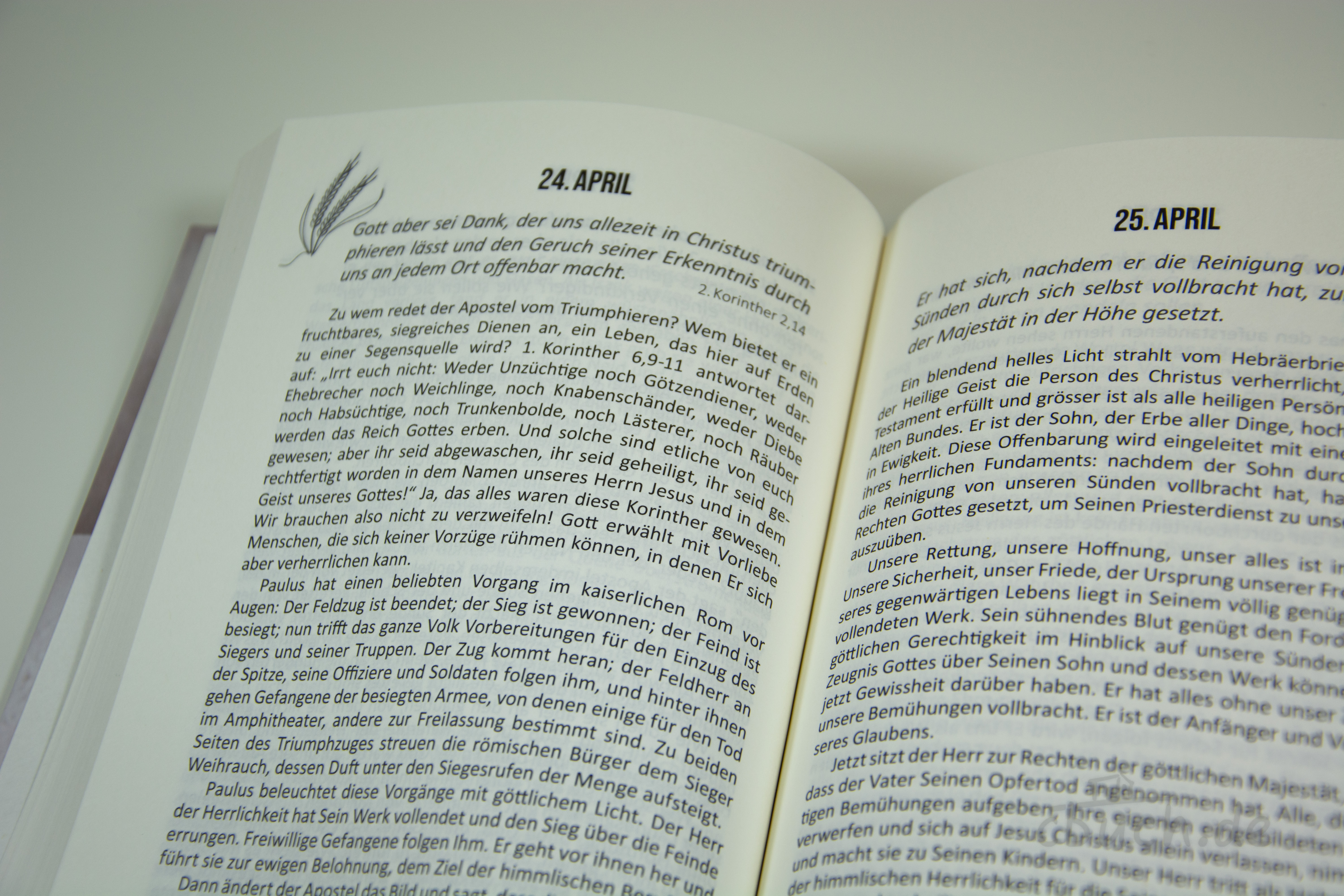 Aufgeschlagenes Buch „Alexander: Manna am Morgen“ von Hugh E. Alexander mit täglichen Andachten und Bibelstellen, erschienen bei Haus der Bibel.