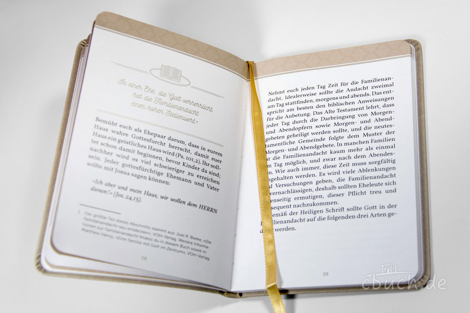 Geöffnetes Buch mit Text zur Familienandacht und Gottesfurch Aufgeschlagenes Buch mit Text über Familienandacht und Gebet