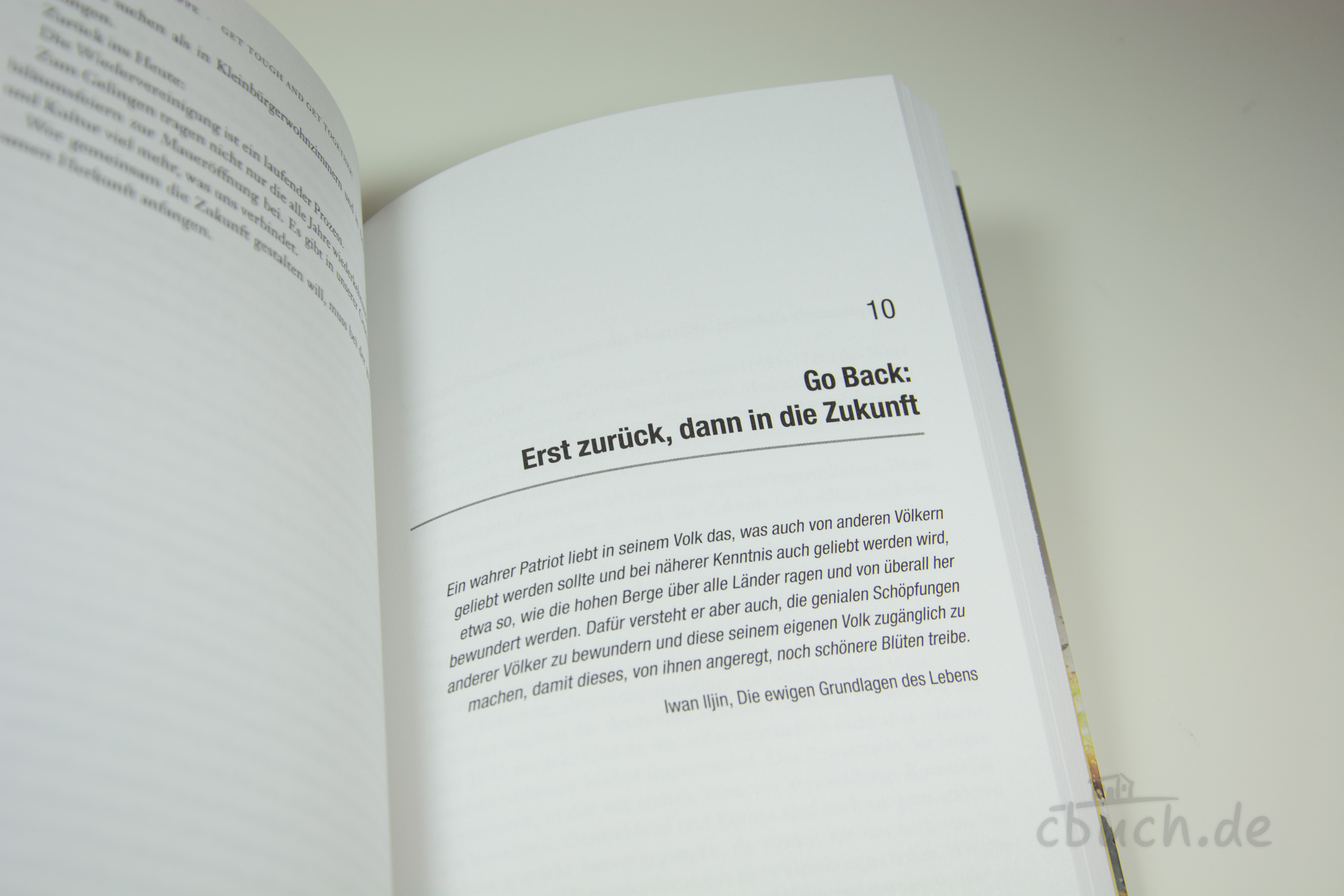 Buchseite mit Titel ‚Erst zurück, dann in die Zukunft‘ und T
