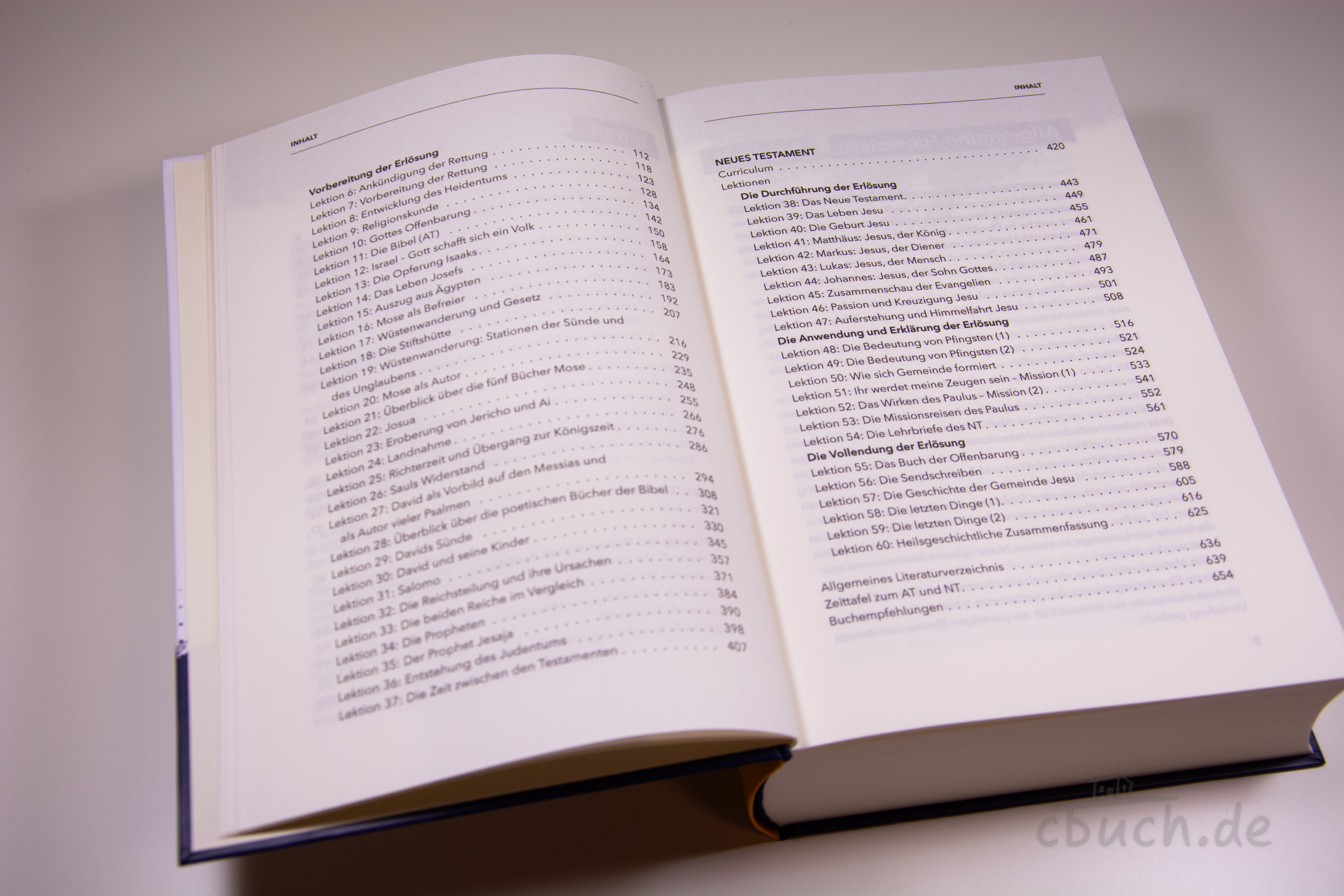 Aufgeschlagenes Buch „Gottes Weg zur Erlösung“ von CV, heilsgeschichtlicher Unterrichtsplan mit 60 Lektionen zum biblischen Heilsgeschehen für Schule, Gemeinde und Hauskreis.