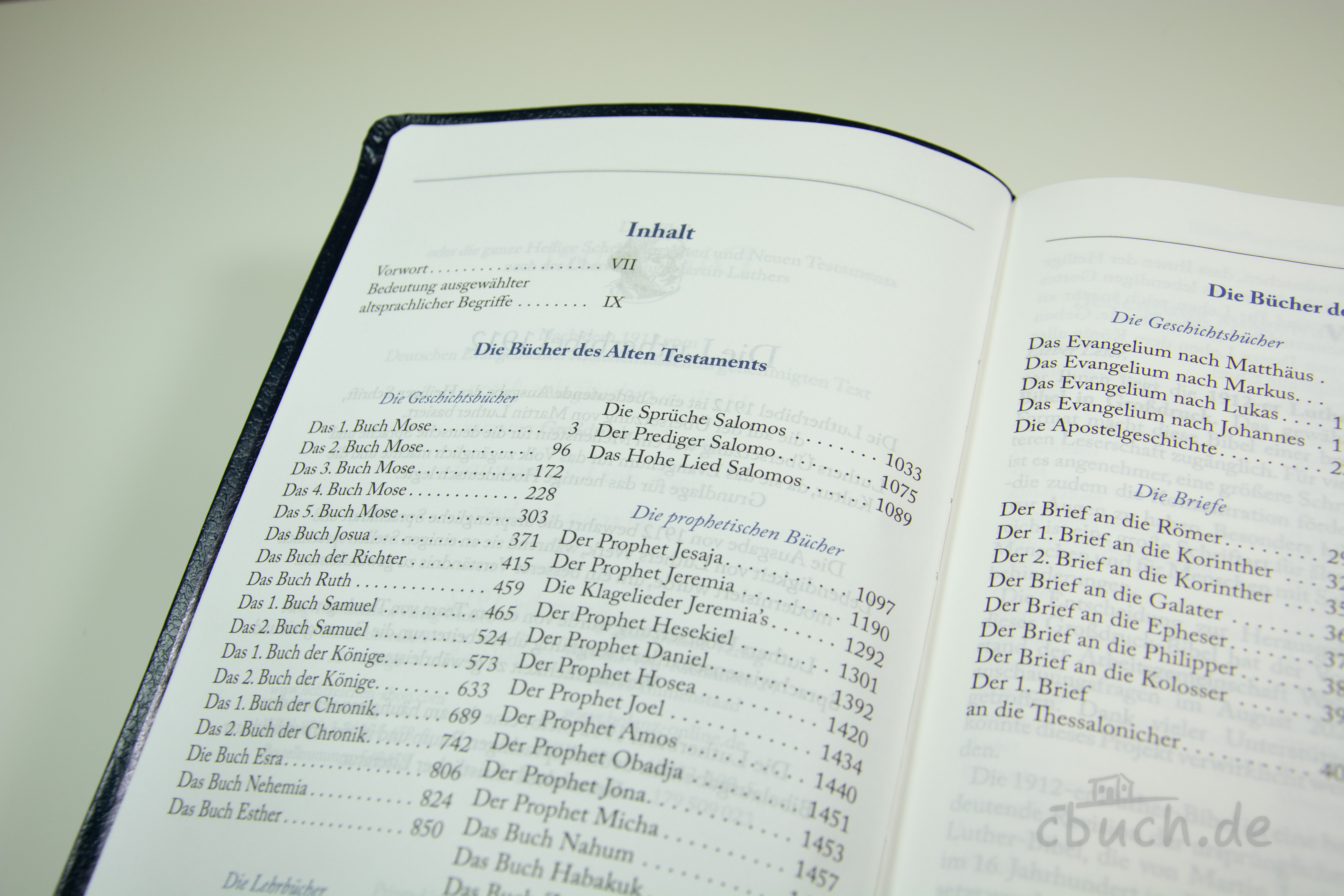 Aufgeschlagene Lutherbibel 1912 Großdruck mit Lederfaserstoff-Einband von Lichtzeichen Verlag, zeigt das Inhaltsverzeichnis in gut lesbarer großer Schrift.