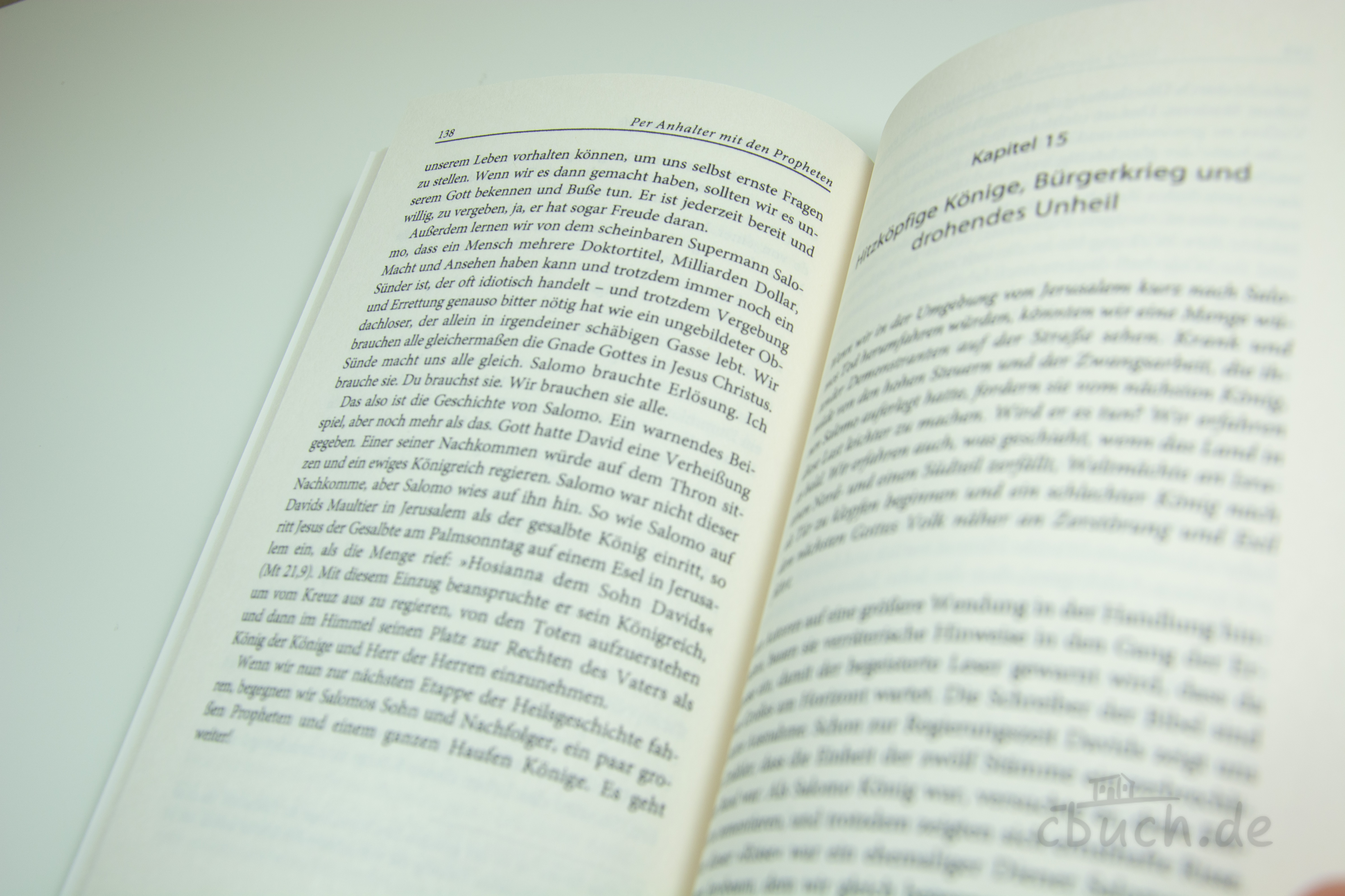 Geöffnetes Buch „Per Anhalter mit den Propheten“ von Chad Bird, Einblick in die Kapitel über Patriarchen und Propheten des Alten Testaments, erschienen bei 3L.