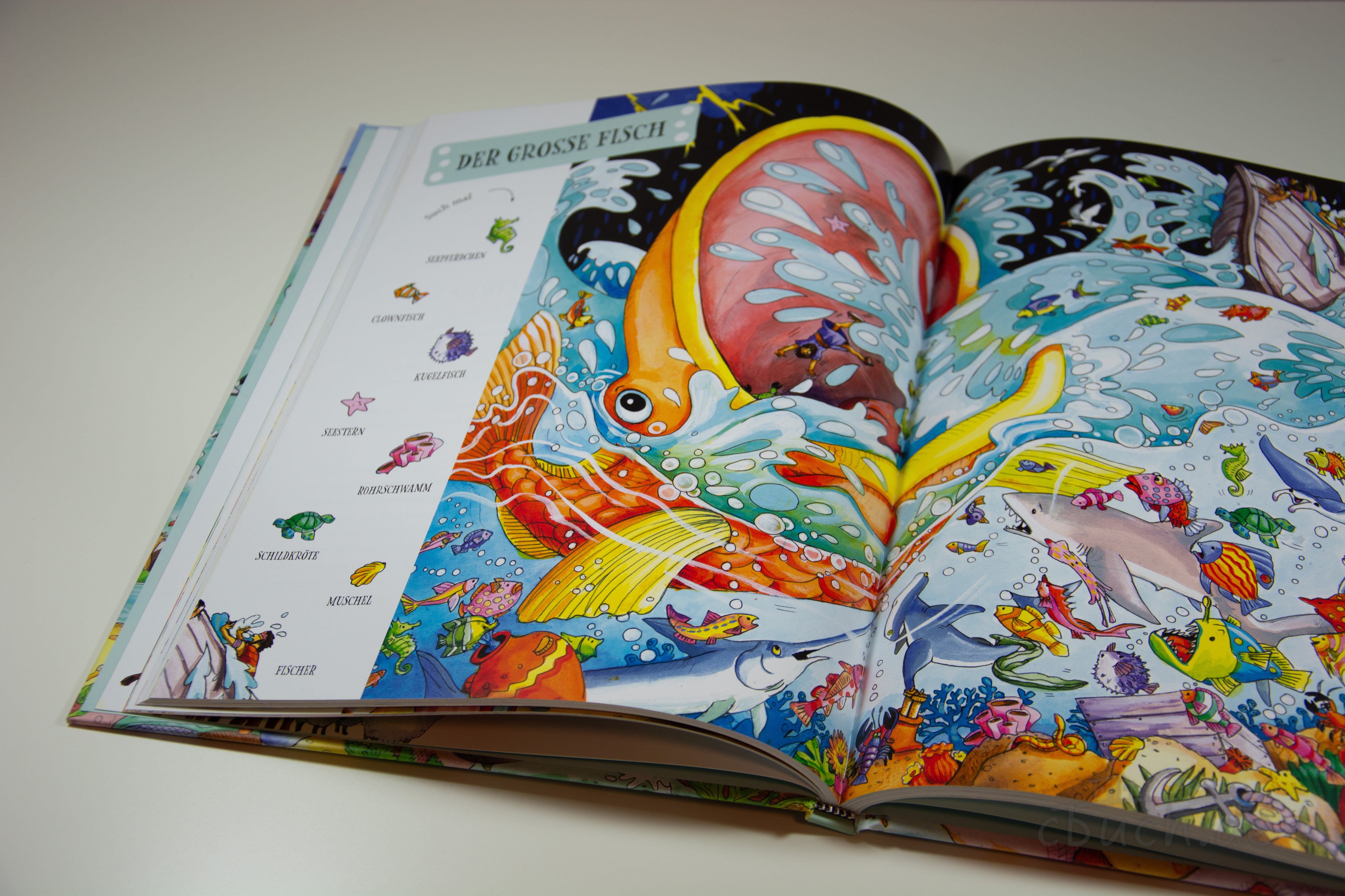 Die große Wimmelbibel für kleine Entdecker – detailreiche Kinderbibel mit Wimmelbild Aufgeschlagene Ausgabe von „Die große Wimmelbibel für kleine Entdecker“ von Gerth-Medien mit farbenreichem Wimmelbild zum großen Fisch – Kinderbibel mit 39 Bibelgeschichten und 24 detailreichen Suchbildern ab 4 Jahren.