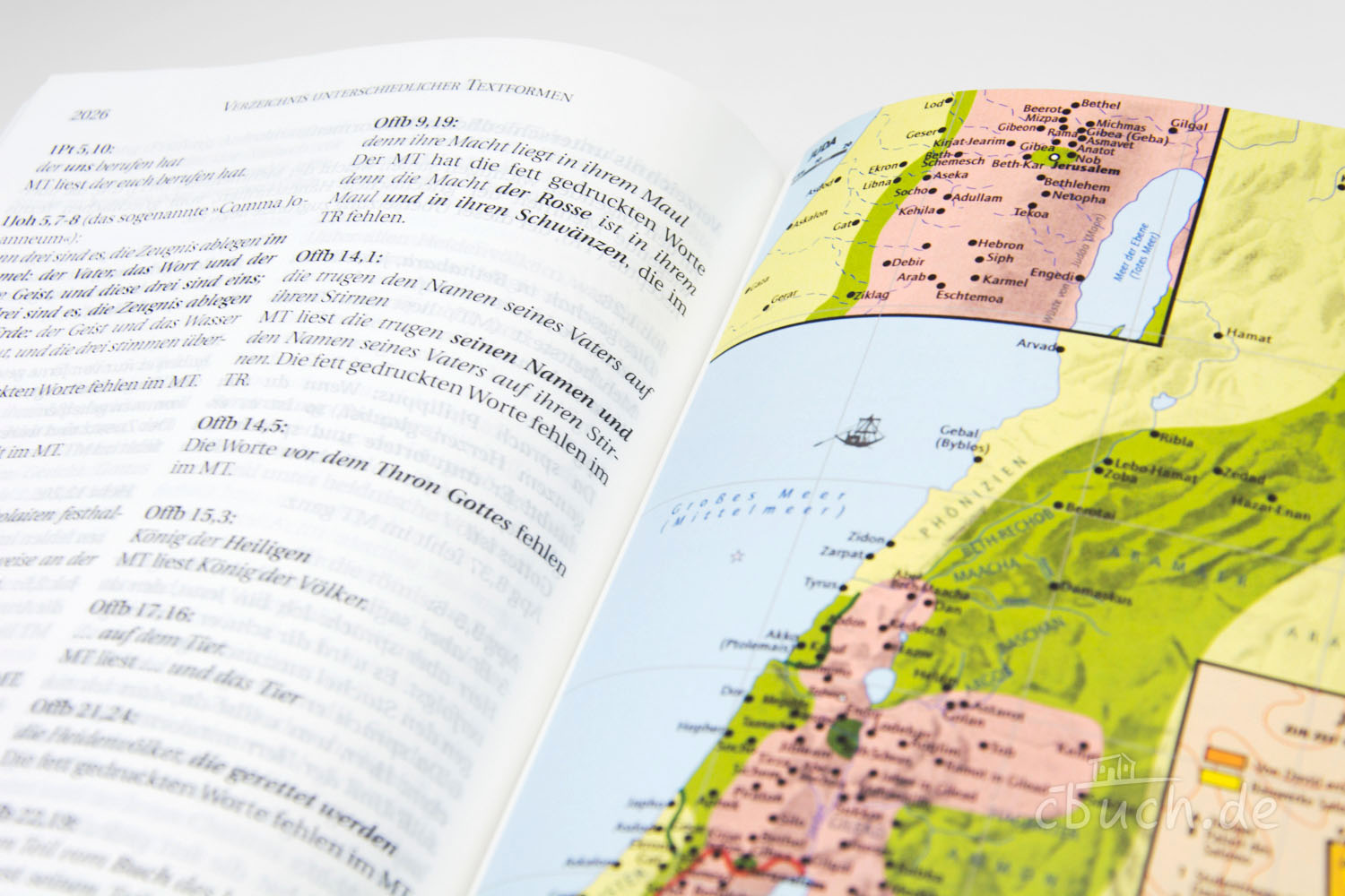 Geöffnete Bibel mit Text und Landkarte des antiken Heiligen