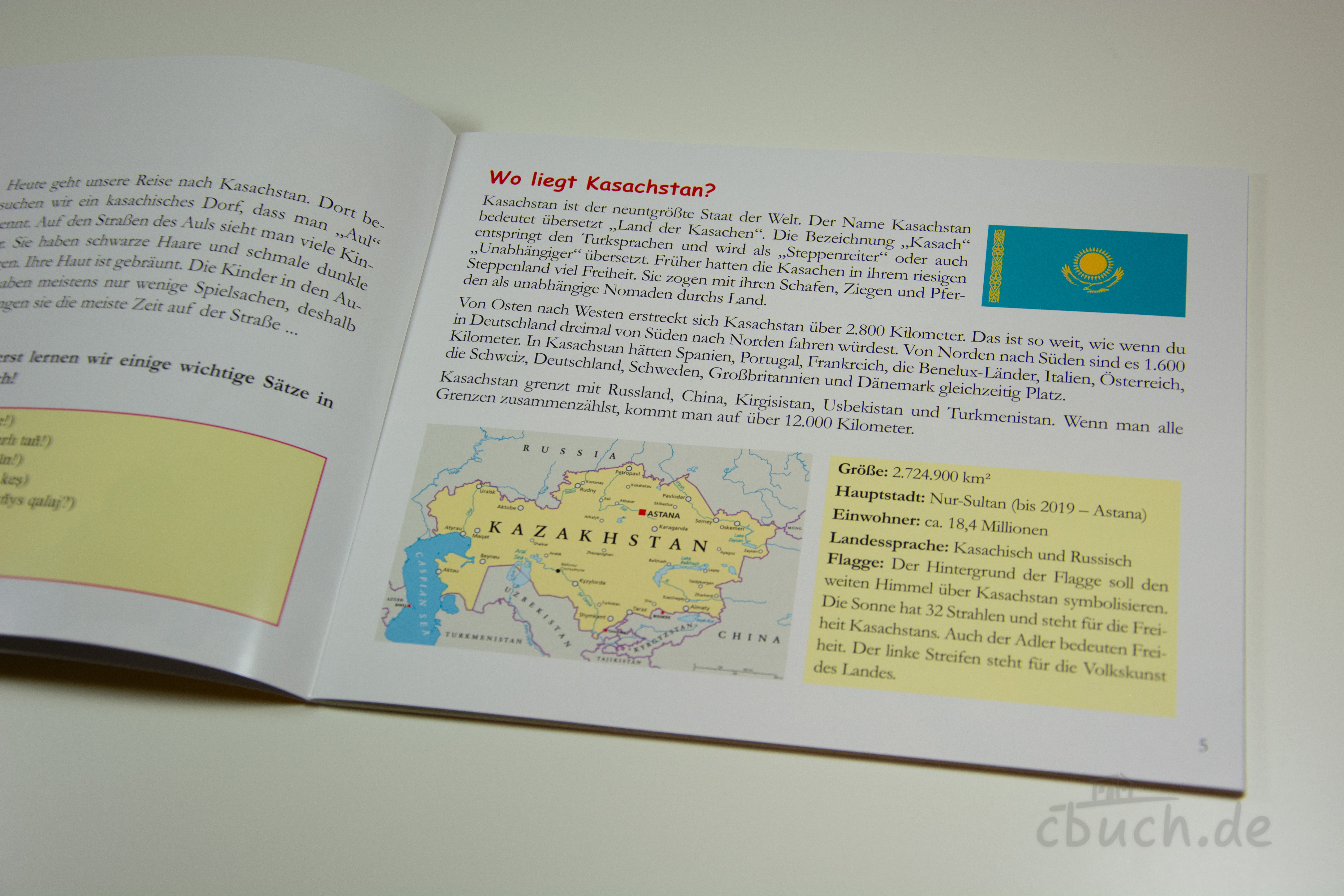 Der seltsame Besuch - Kinder in Kasachstan (Heft 3) von Samenkorn Aufgeschlagenes Kinderheft „Der seltsame Besuch - Kinder in Kasachstan (Heft 3)“ von Samenkorn mit Infos zu Kasachstan, Landkarte und Flagge.