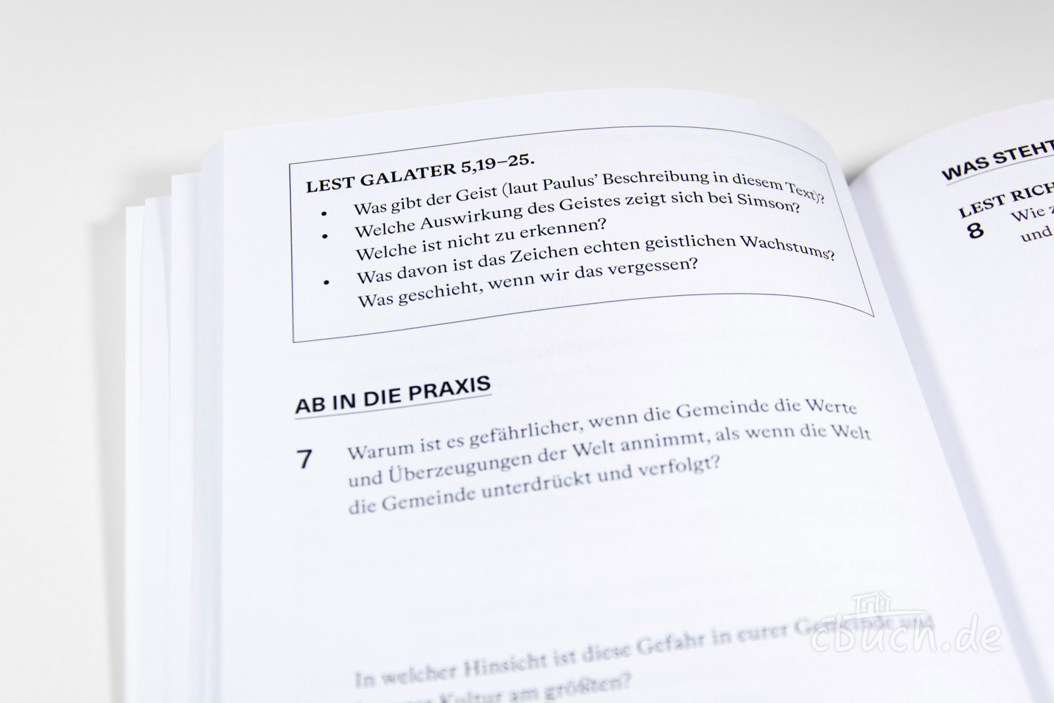 Offenes Buch mit Text zu Galater 5,19-25 und Praxisfragen Buchseite mit Bibeltext und Fragen zu Galater 5,19-25