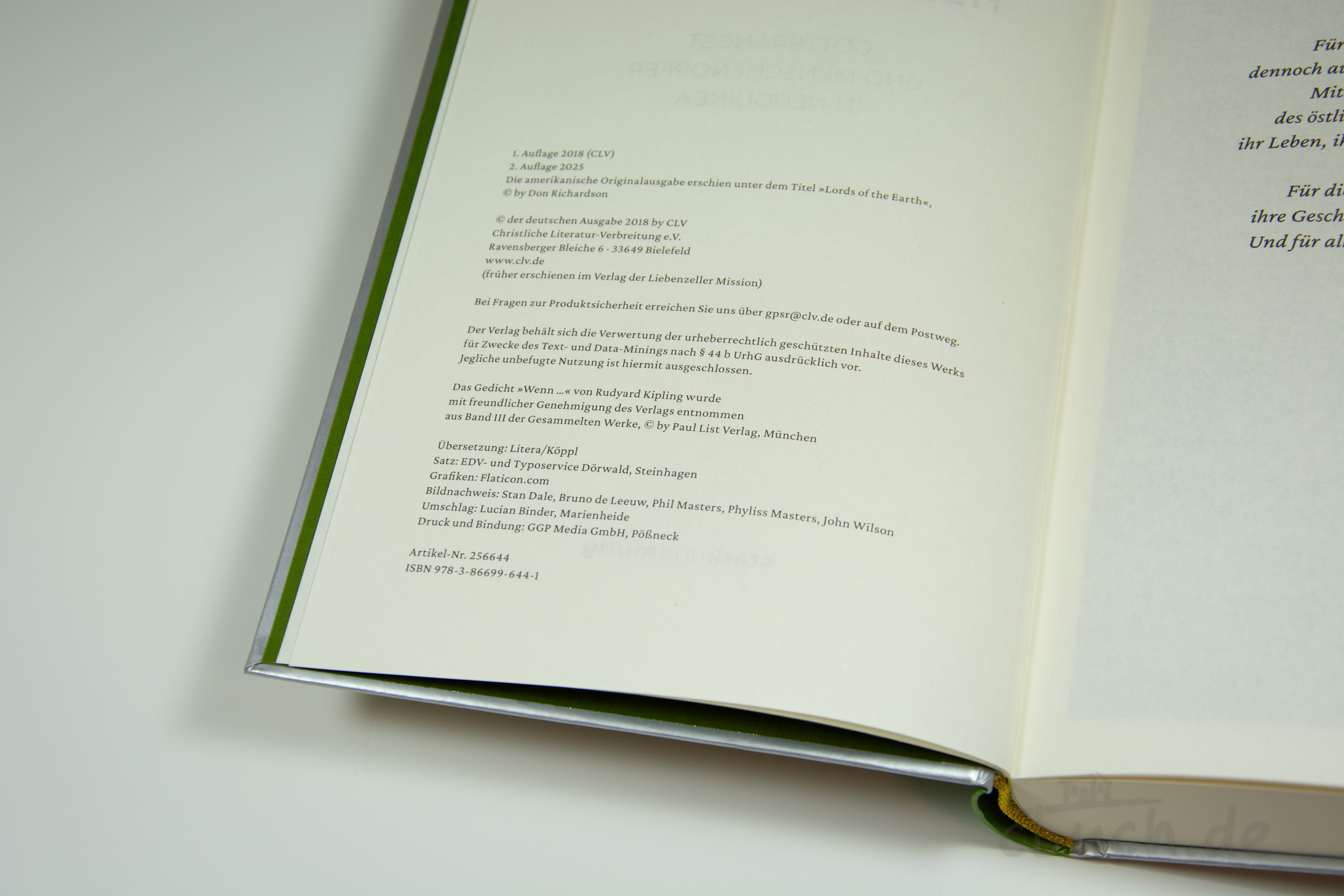 Geöffnete Buchseite mit Impressum und ISBN Impressumsseite eines Buchs mit Verlagshinweisen und ISBN