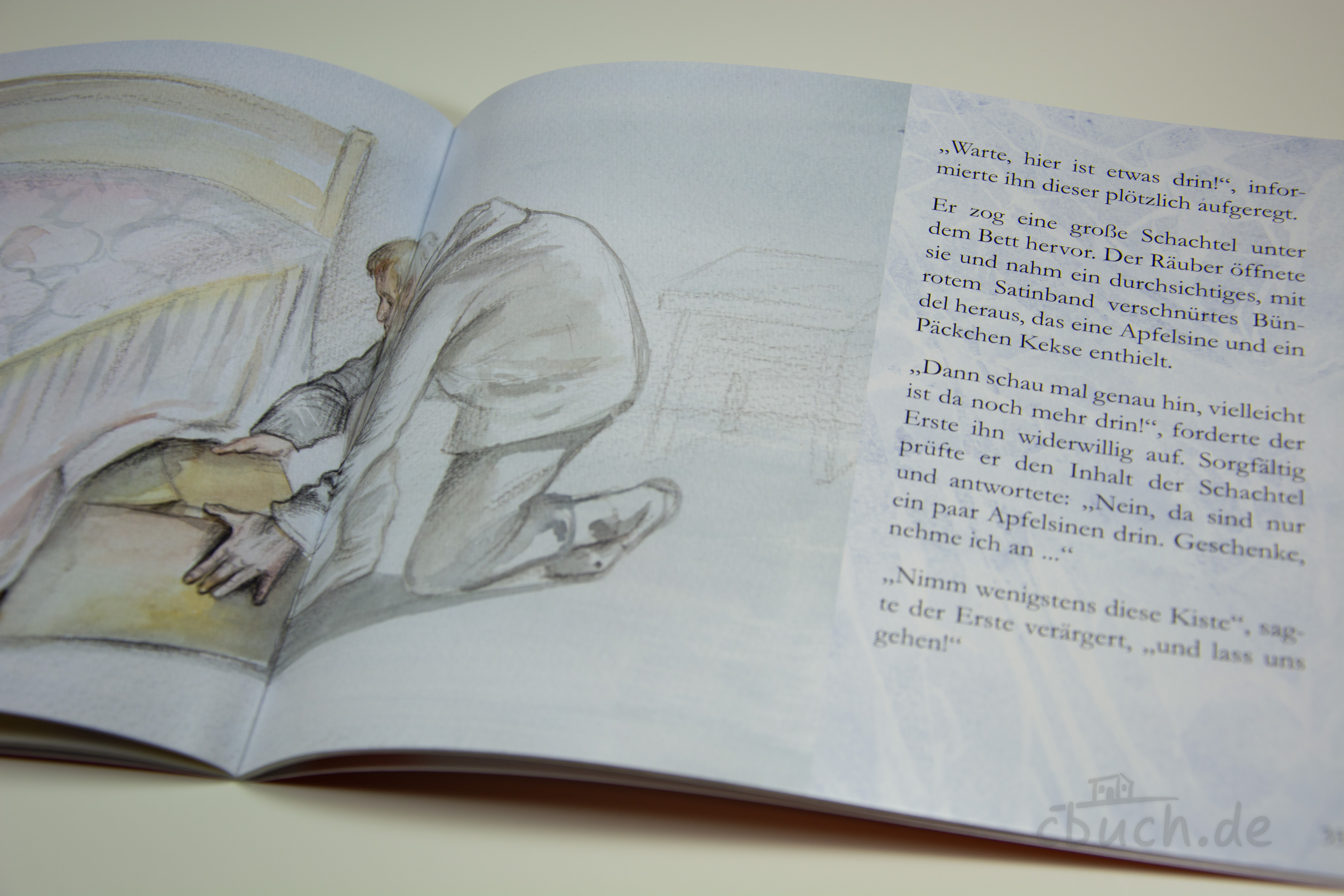 Aufgeschlagenes Kinderheft „Der glückliche Dieb - Kinder in Sibirien (Heft 9)“ von Samenkorn mit Illustration eines Diebs und Text zur Missionsgeschichte über Weihnachten in Sibirien.
