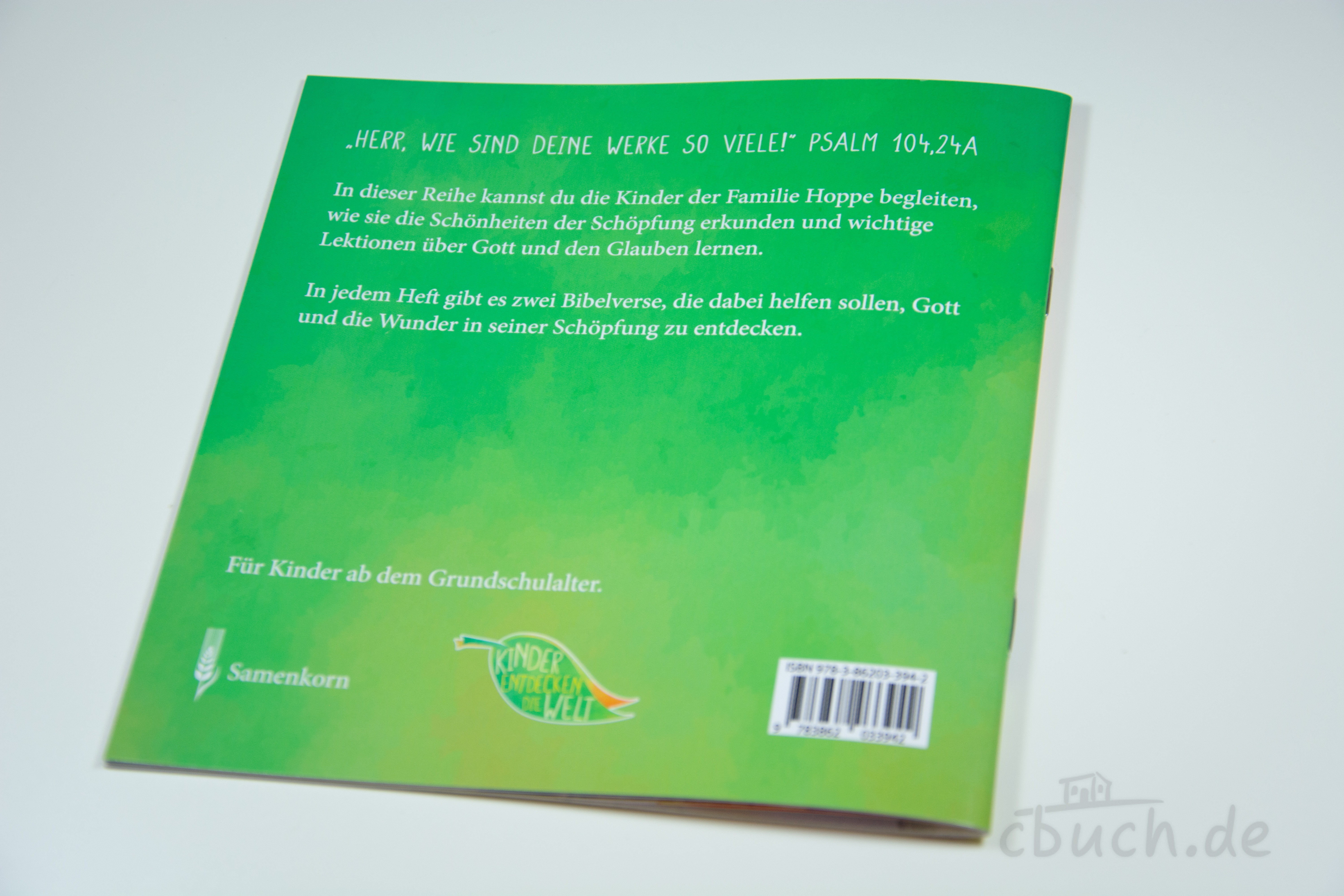 Rückseite eines grünen Kinderbuchs mit biblischem Psalm und