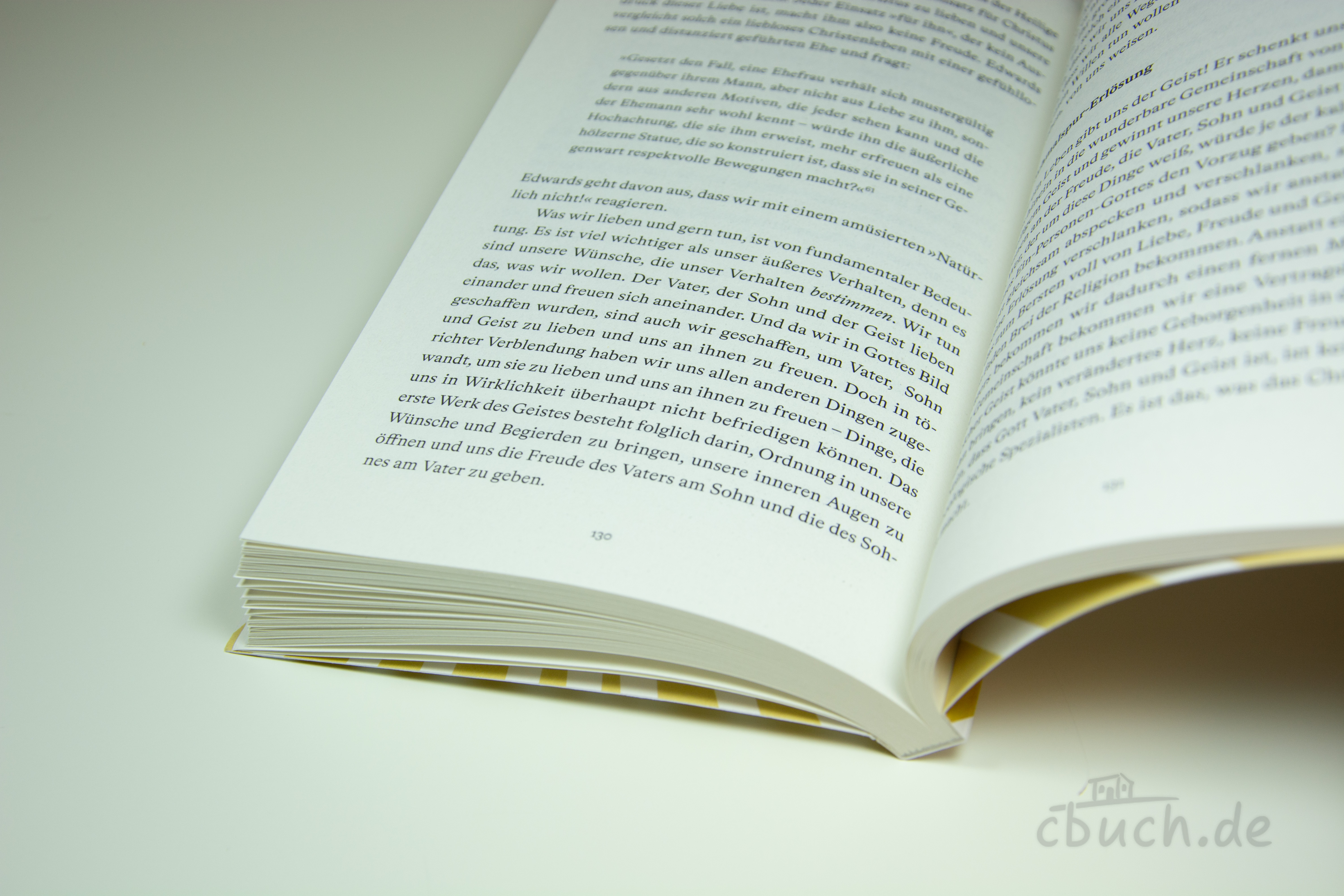 Aufgeschlagenes Buch „Reeves: Fasziniert“ von Michael Reeves über den dreieinigen Gott und die Trinität, erschienen bei Verbum Medien.