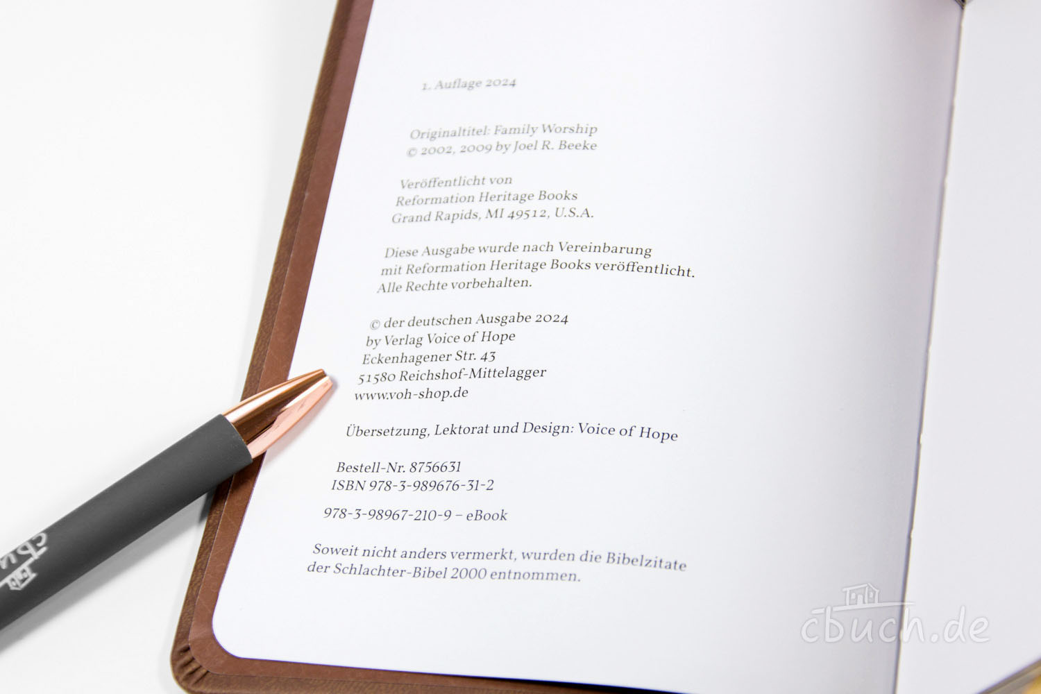 Buchseite mit Impressum und Stift auf weißem Hintergrund Impressumsseite eines Buchs mit Verlagsangaben und einem Sti