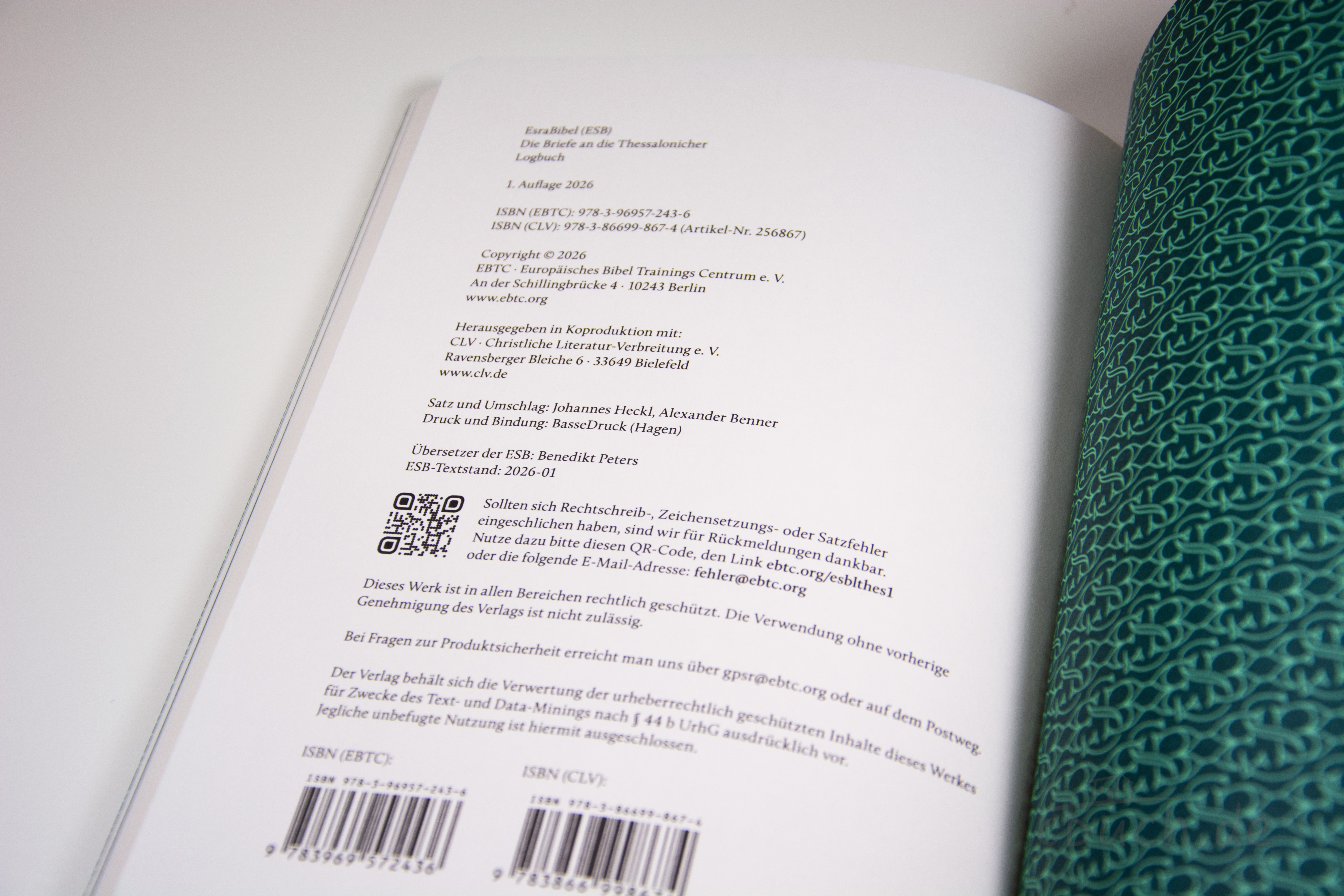 EsraBibel – Logbuch: Thessalonicher, Impressum und Innenseite, CLV Geöffnete Innenseite mit Impressum der EsraBibel – Logbuch: Die Briefe an die Thessalonicher, Bibelübersetzung von Benedikt Peters, Verlag CLV