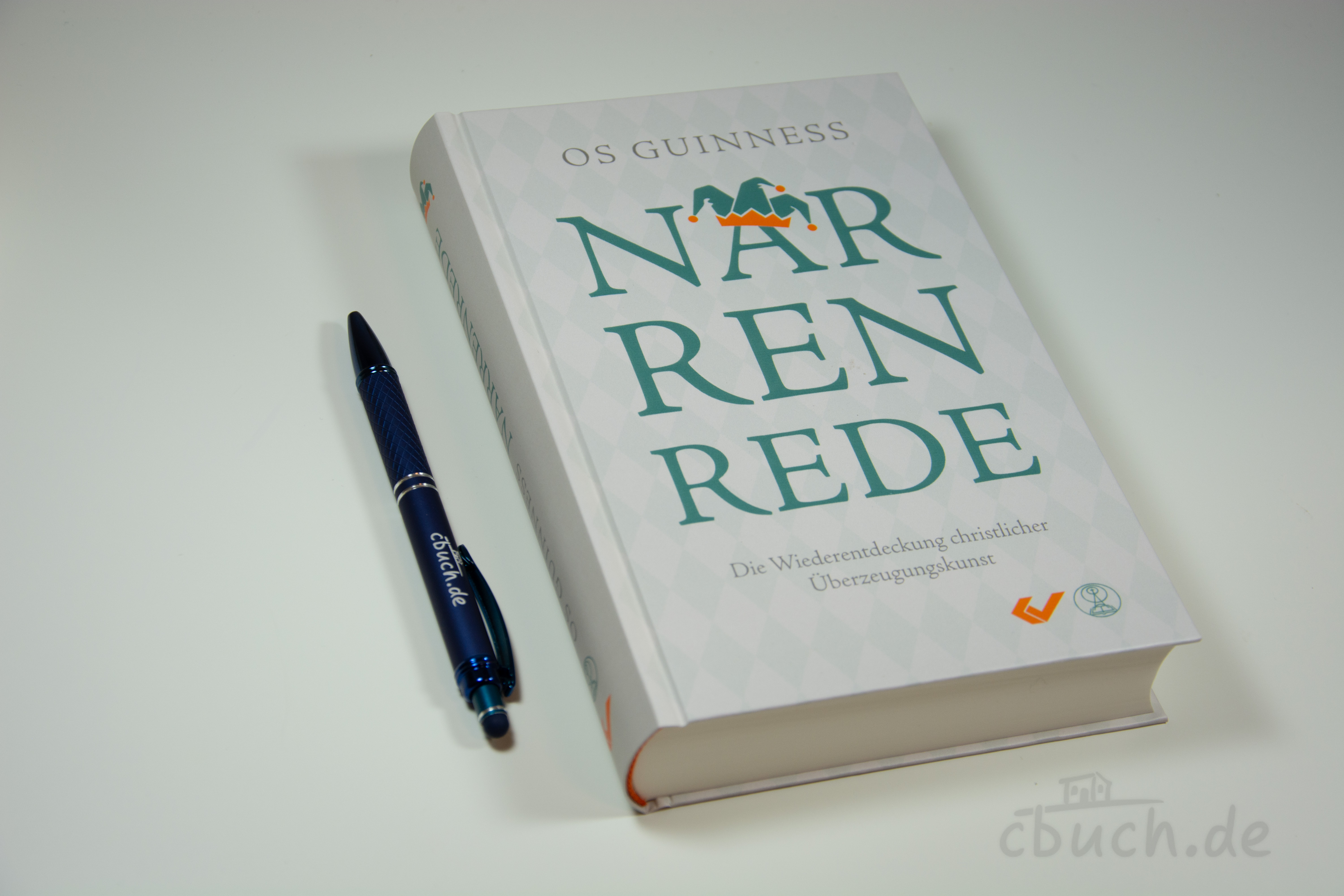 Buch Narrenrede von Os Guinness mit blauem Stift Buch Narrenrede von Os Guinness und blauer Stift auf weißem