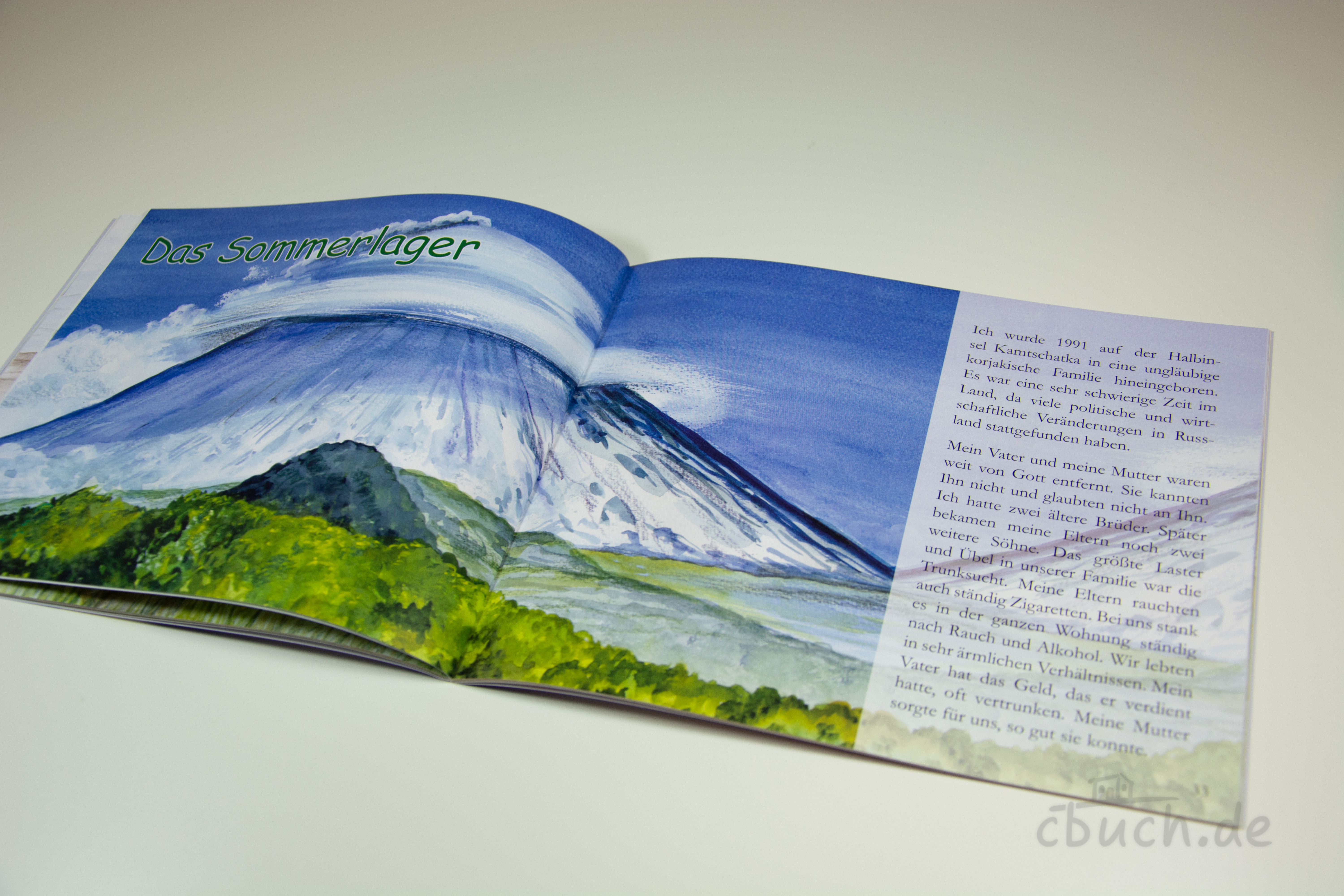 Aufgeschlagenes Heft „Das Sommerlager - Kinder auf Kamtschatka (Heft 10)“ von Samenkorn mit Landschaftsbild eines Vulkans und Missionsgeschichte für Kinder über Nastja auf Kamtschatka.