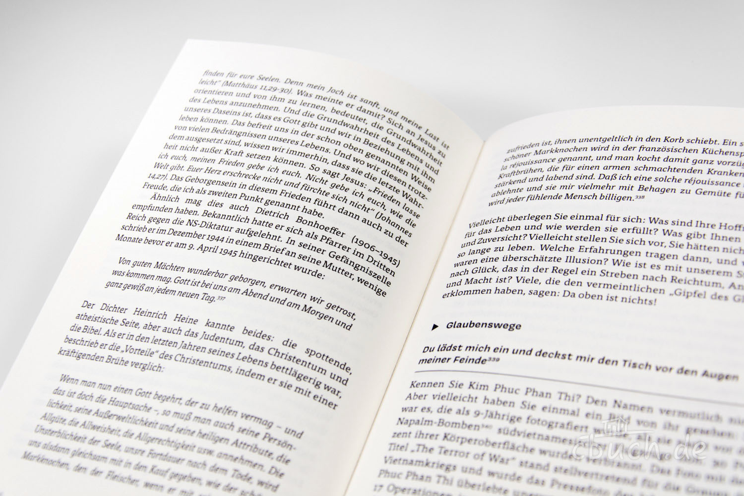 Offenes Buch mit Text und Abschnitt Glaubenswege Offenes Buch mit Textseiten und Glaubenswege Abschnitt