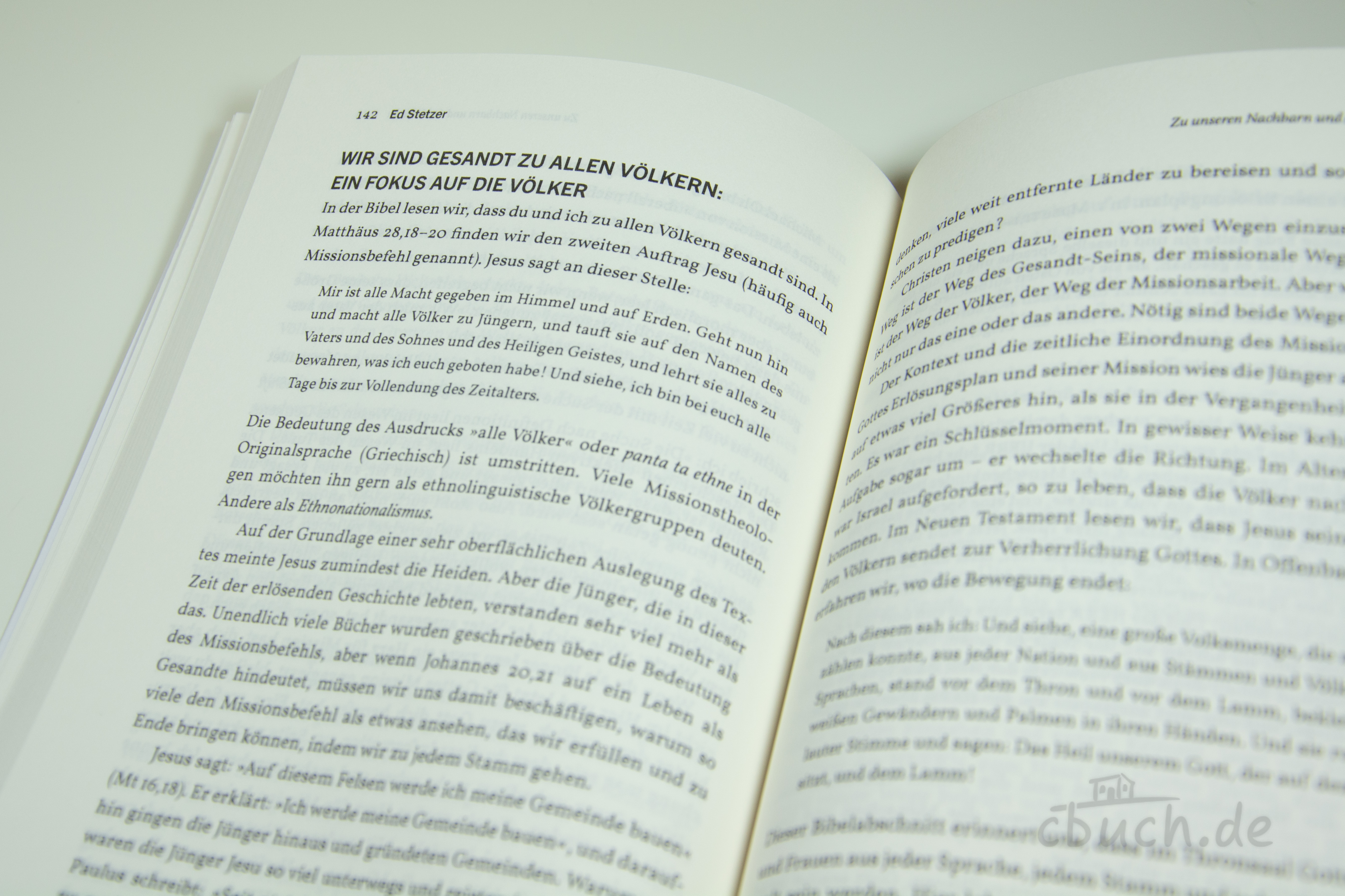Piper/Mathis (Hg.): (UN)ERREICHBAR – Buchansicht Innenseiten Aufgeschlagenes Buch „(UN)ERREICHBAR“ von John Piper und David Mathis (Hg.), Innenansicht mit Text über Mission und den Missionsbefehl, Verlag frontiers