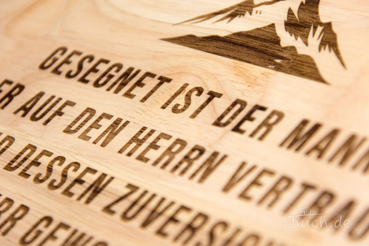 Holzschild mit christlichem Segensspruch und Berg-Motiv Holzgravur mit christlichem Segensspruch und Bergsilhouette