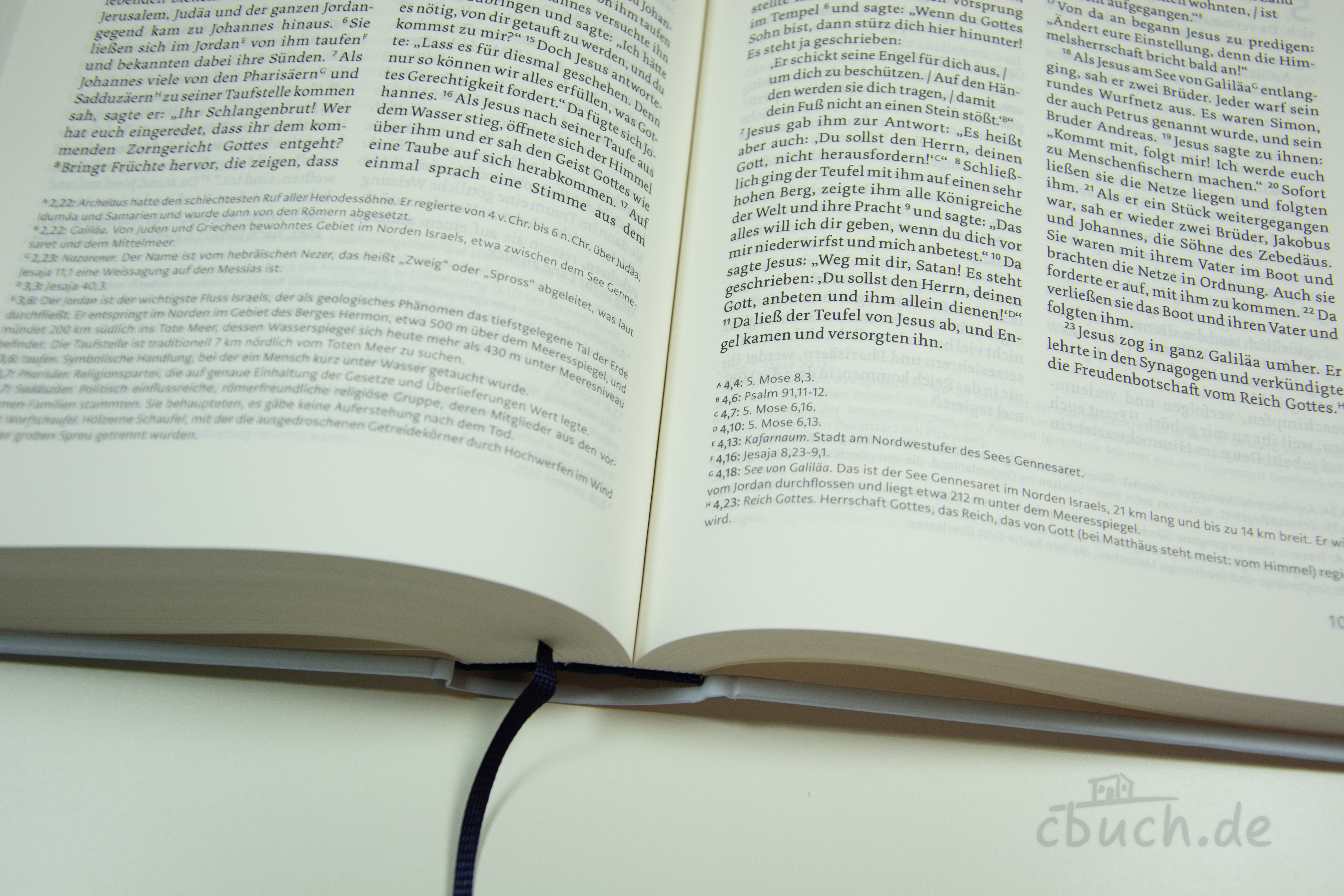 NeÜ bibel.heute Standardausgabe „Blume“ – geöffnete Bibel mit gut lesbarem Satz Geöffnete NeÜ bibel.heute Standardausgabe „Blume“ von CV mit gut lesbarem Satz, sinngenauer Bibelübersetzung in zeitgemäßer Sprache und Erklärungen zu schwierigen Stellen.