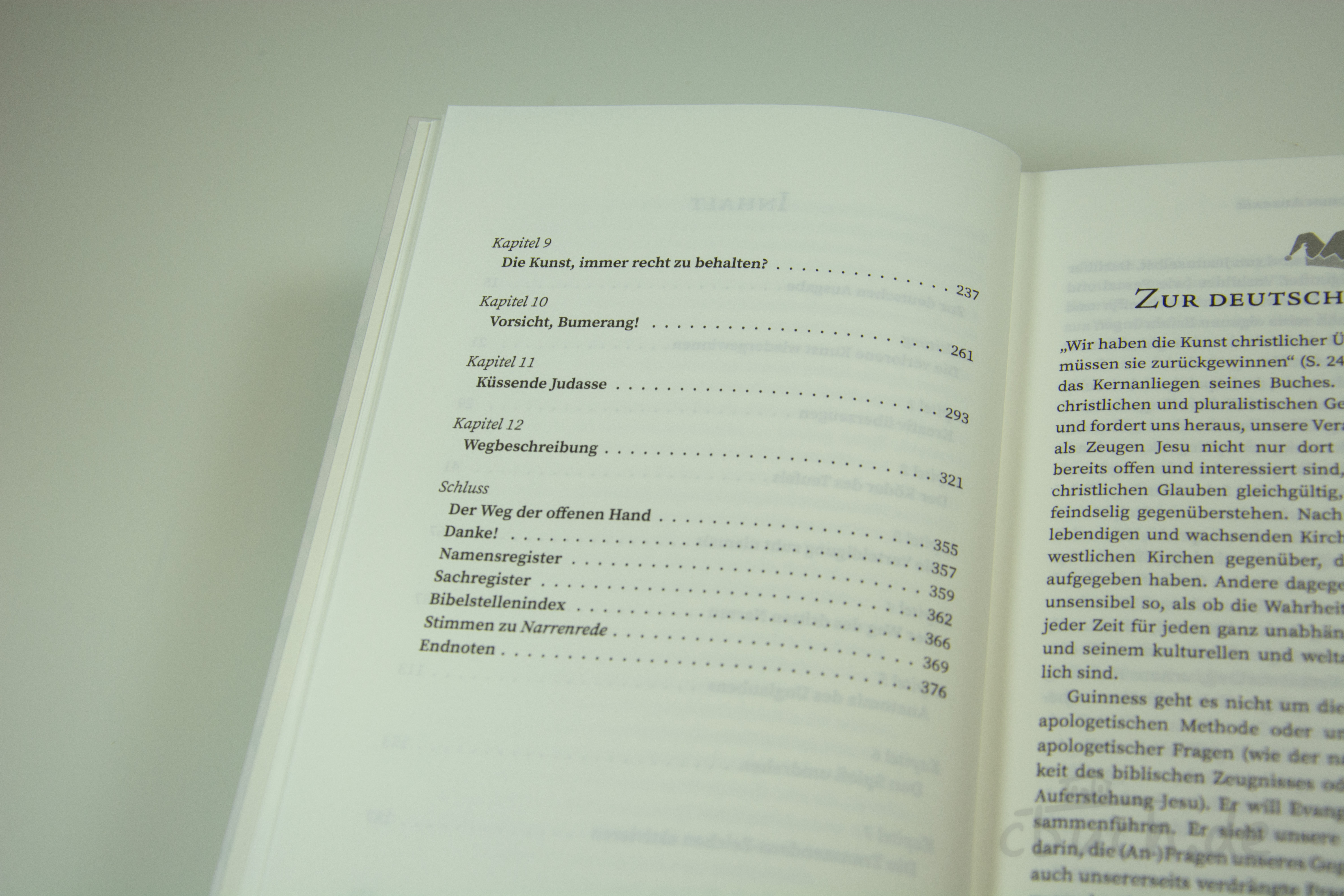 Geöffnetes Buch mit deutscher Inhaltsangabe