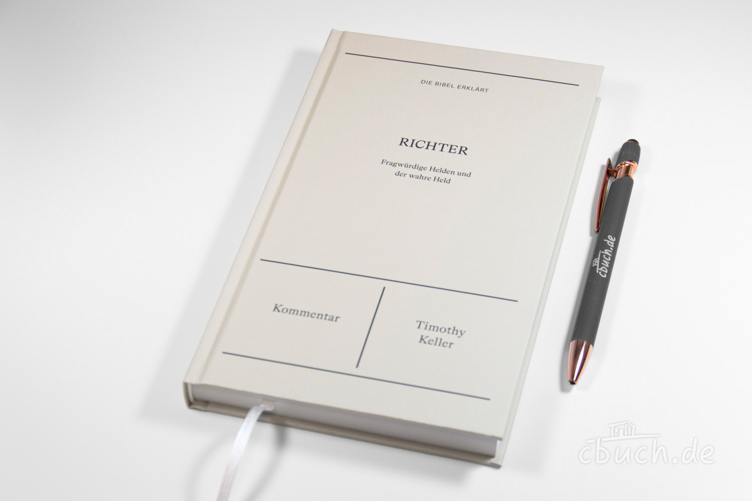 Kommentar-Buch Richter von Timothy Keller mit Stift