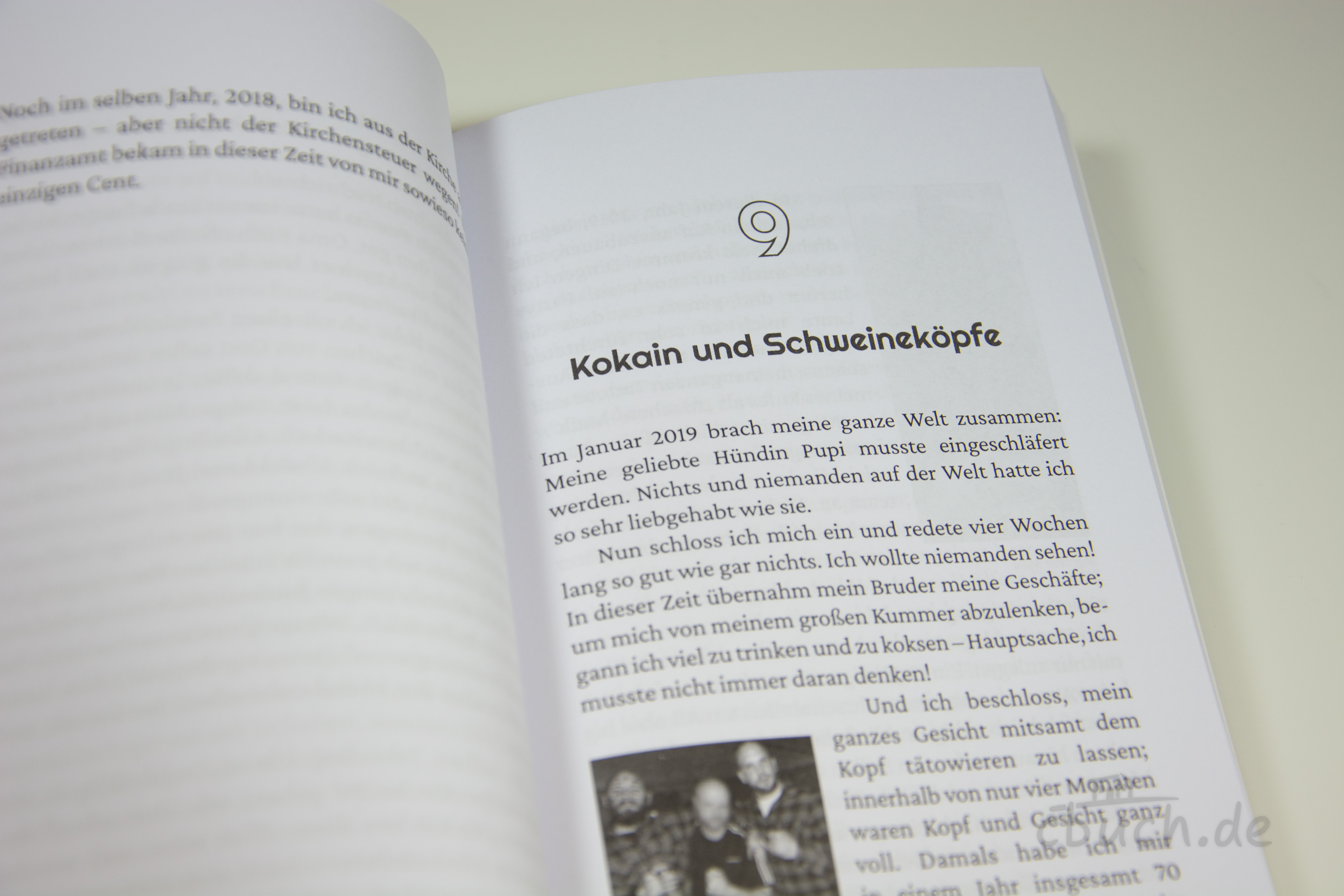 Brunokowski: Machete Maik – Von der Klinge zum Kreuz, Buchinnenseite Kapitel 9 Aufgeschlagene Buchinnenseite aus „Brunokowski: Machete Maik – Von der Klinge zum Kreuz“ von CMVH mit Kapitel 9 „Kokain und Schweineköpfe“, einer Biografie über Umkehr, Vergebung und neues Leben mit Jesus Christus