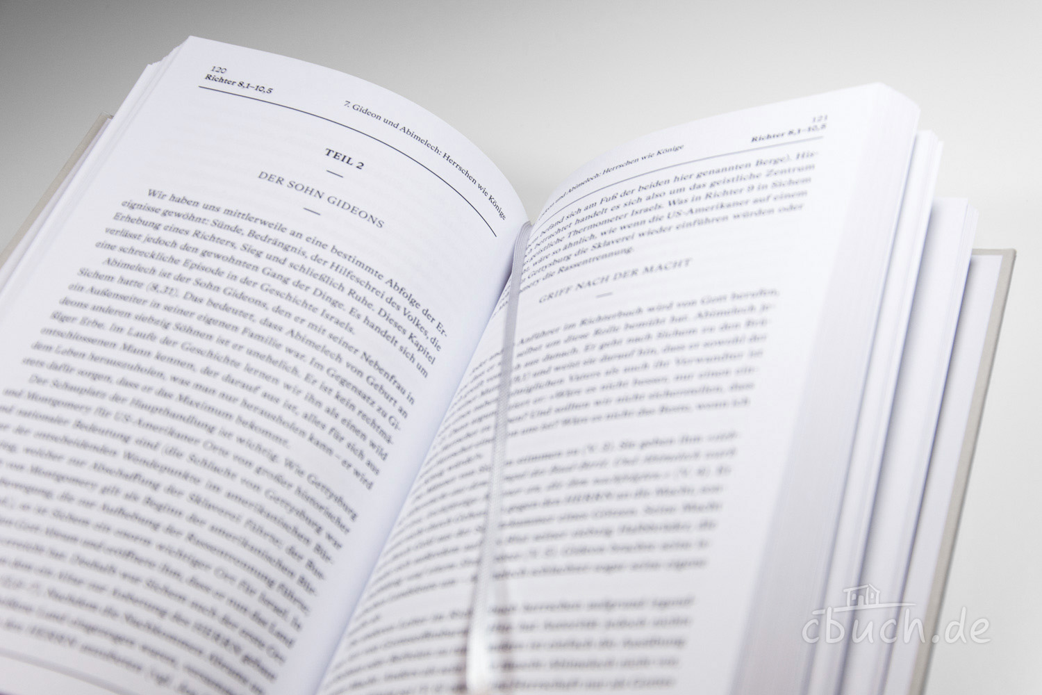 Offenes Buch mit Text zur Bibelgeschichte Gideon Aufgeschlagenes Buch mit Text über den Sohn Gideons