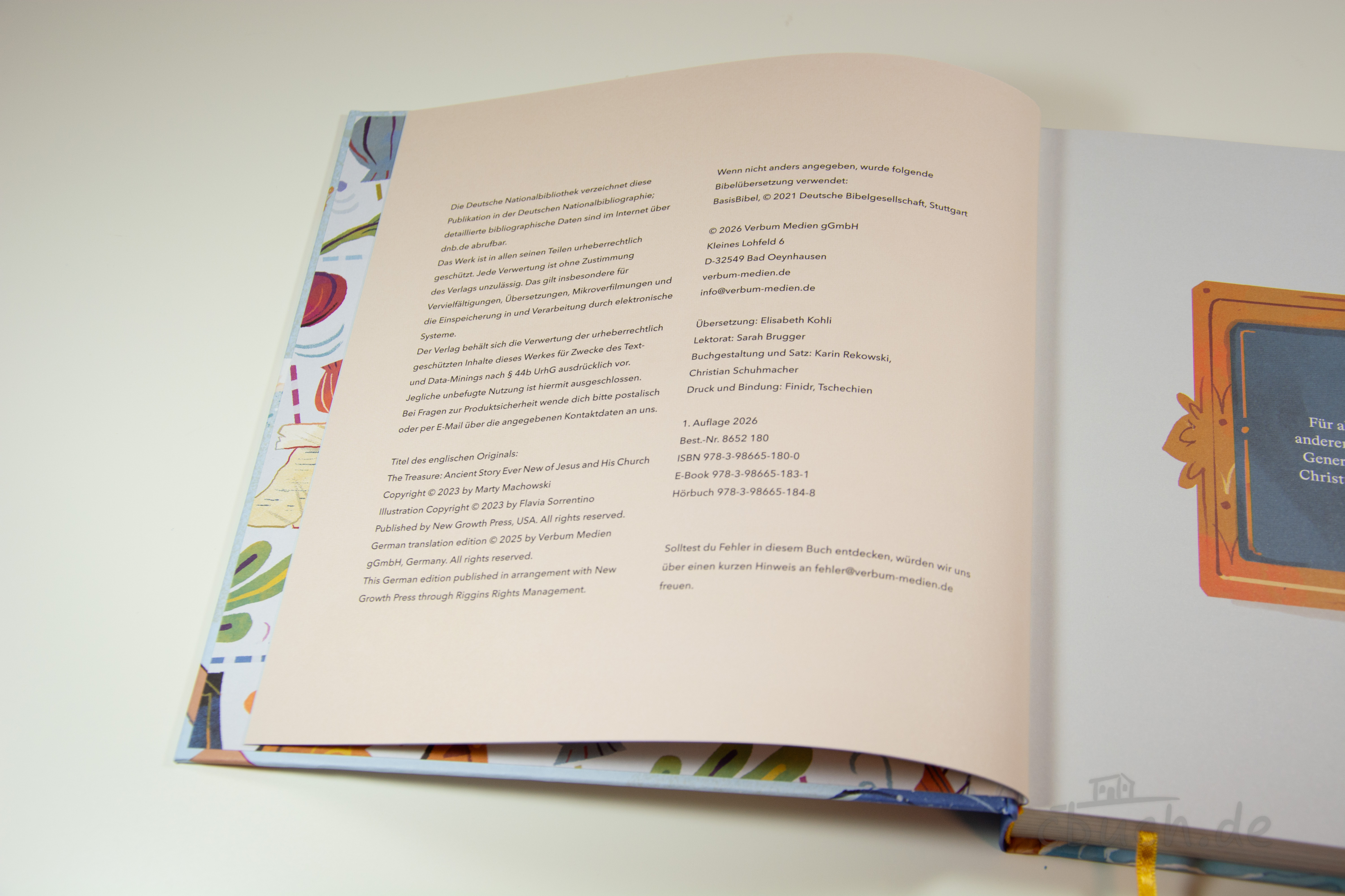 Machowski: Der verborgene Schatz – Impressumsseite des Kinderbuchs von Verbum Medien Geöffnete Impressumsseite des Kinderbuchs „Machowski: Der verborgene Schatz“ von Marty Machowski, erschienen bei Verbum Medien, mit bibliografischen Angaben im Buchinneren.
