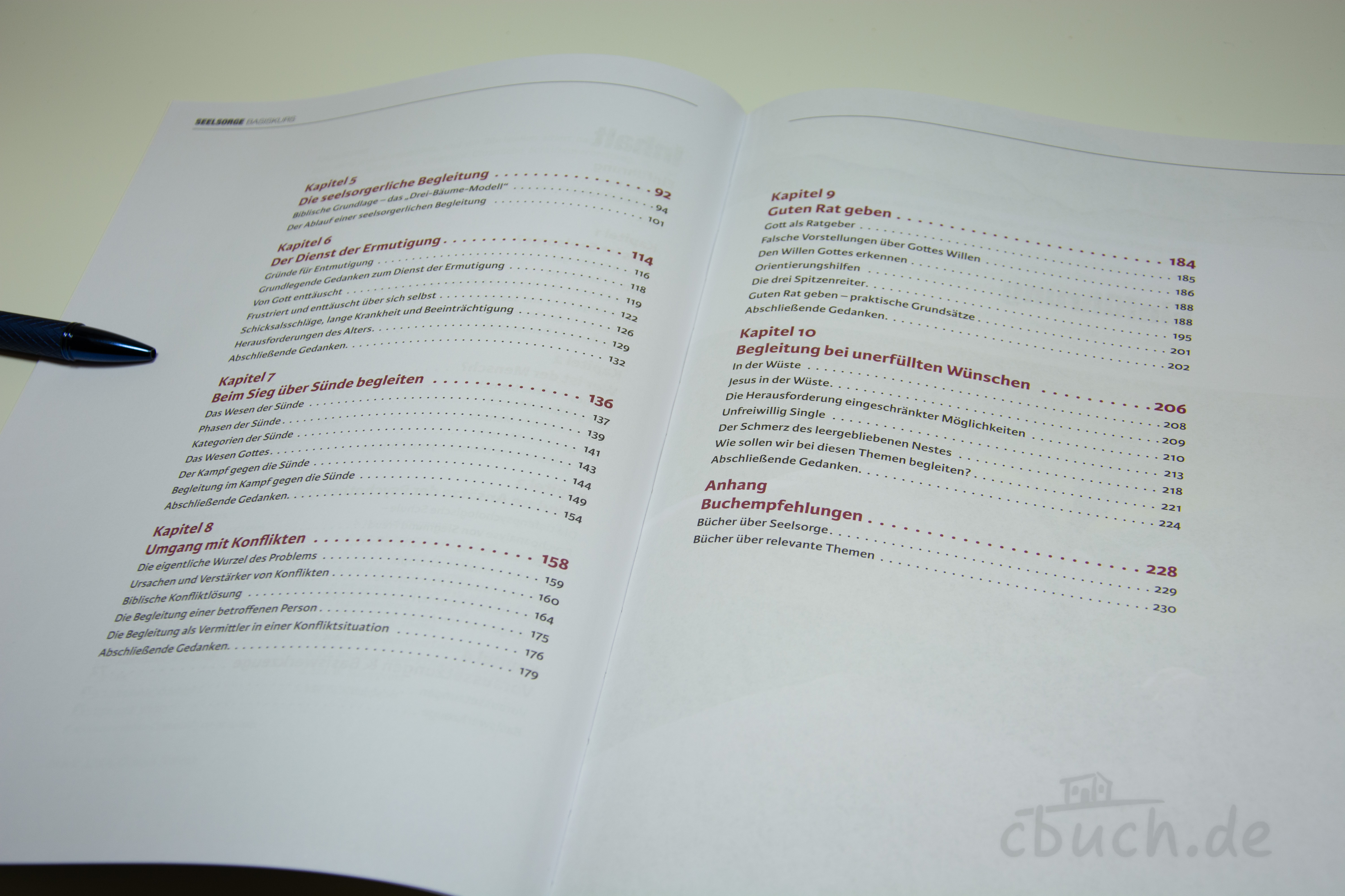 Aufgeschlagenes Buch mit Inhaltsverzeichnis zu Seelsorgethem