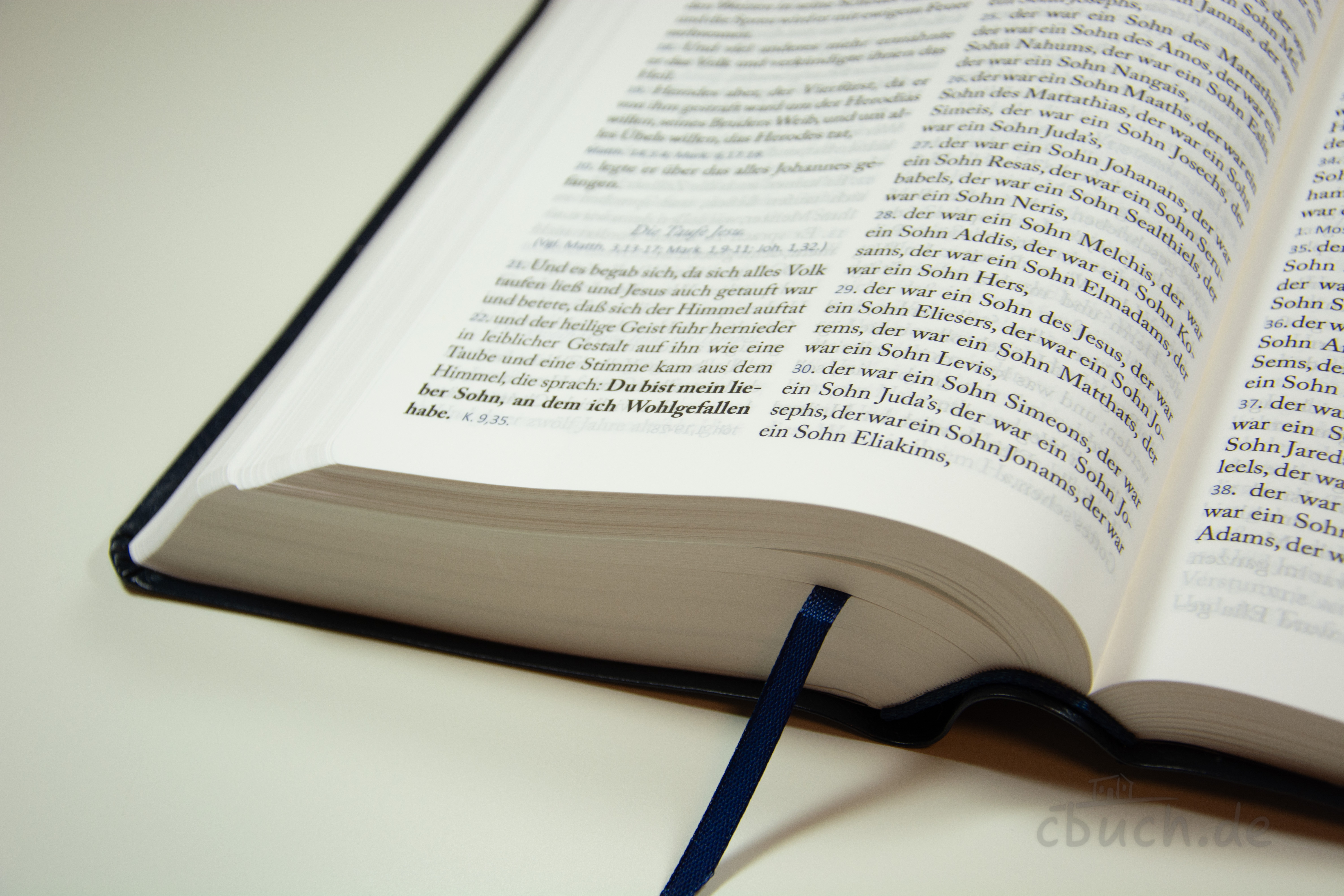 Geöffnete Lutherbibel 1912 im Großdruck mit Lederfaserstoff-Einband von Lichtzeichen Verlag, gut lesbar für Senioren und Menschen mit Sehbehinderung.