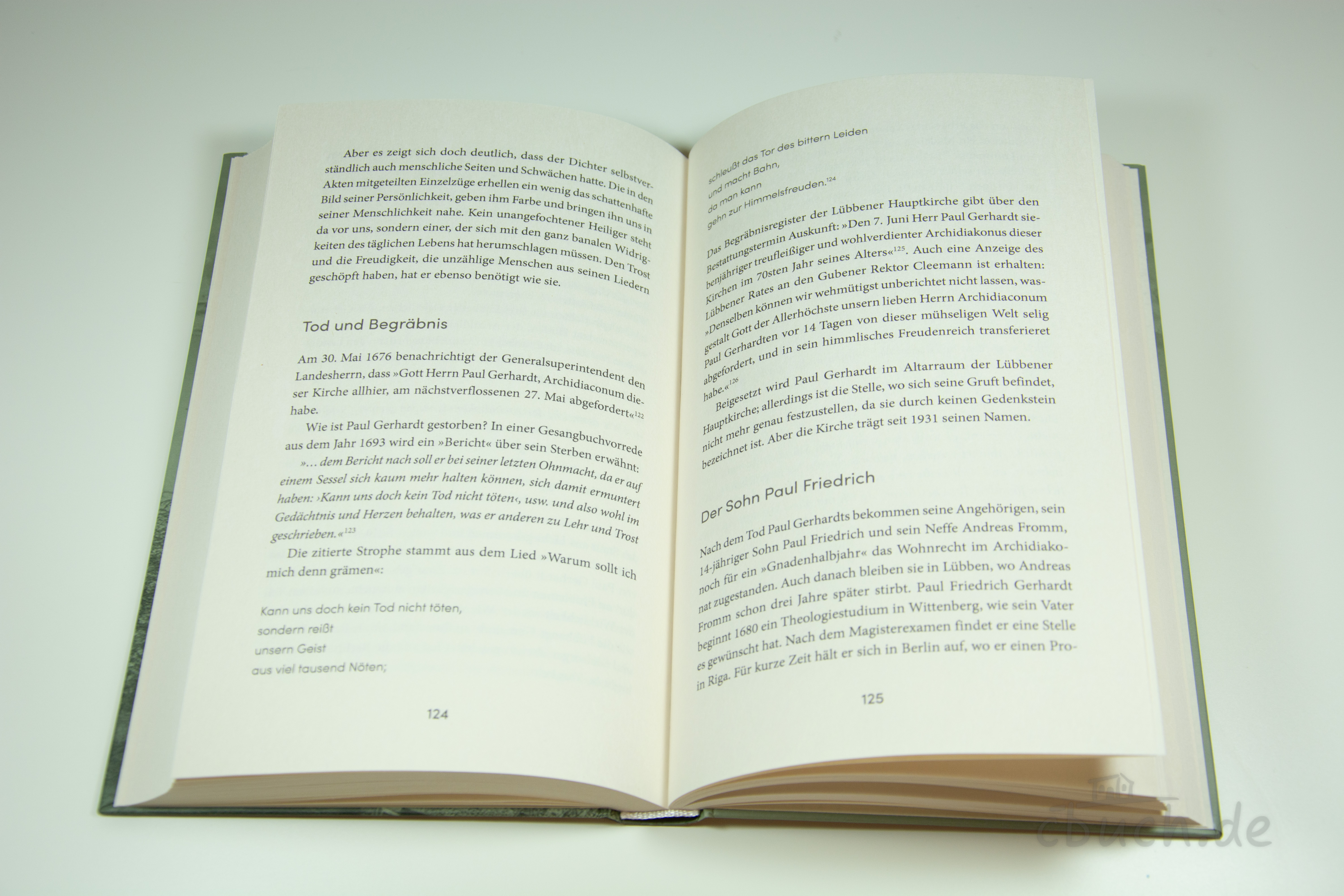 Geöffnete Innenseiten des Buches „Geiger: Du, meine Seele, singe“ von Erika Geiger, einer Biografie über Paul Gerhardt, Prediger und Poet, erschienen bei SCM Hänssler
