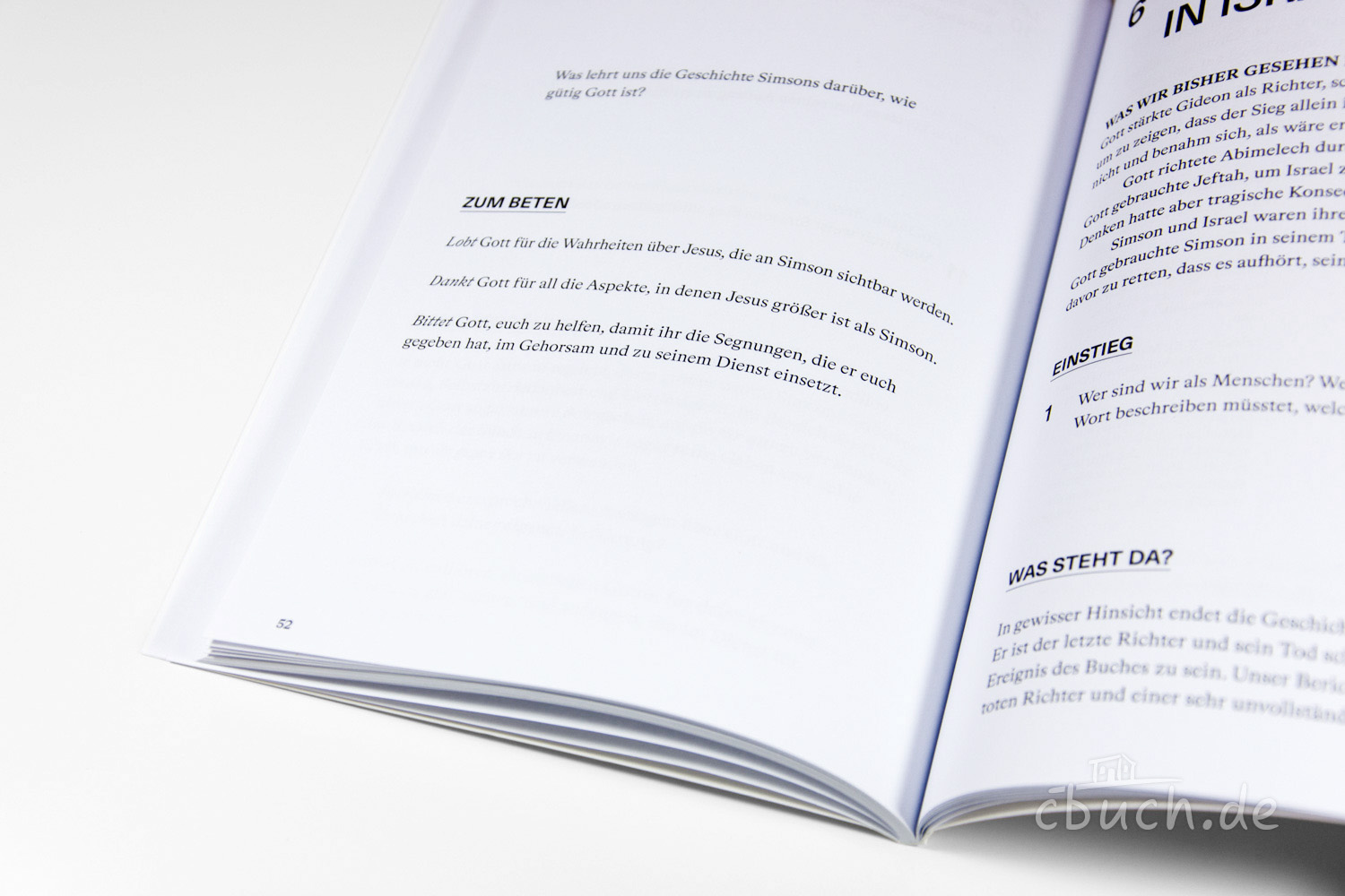 Nahaufnahme eines geöffneten Buchs mit Text über Simsons Ges