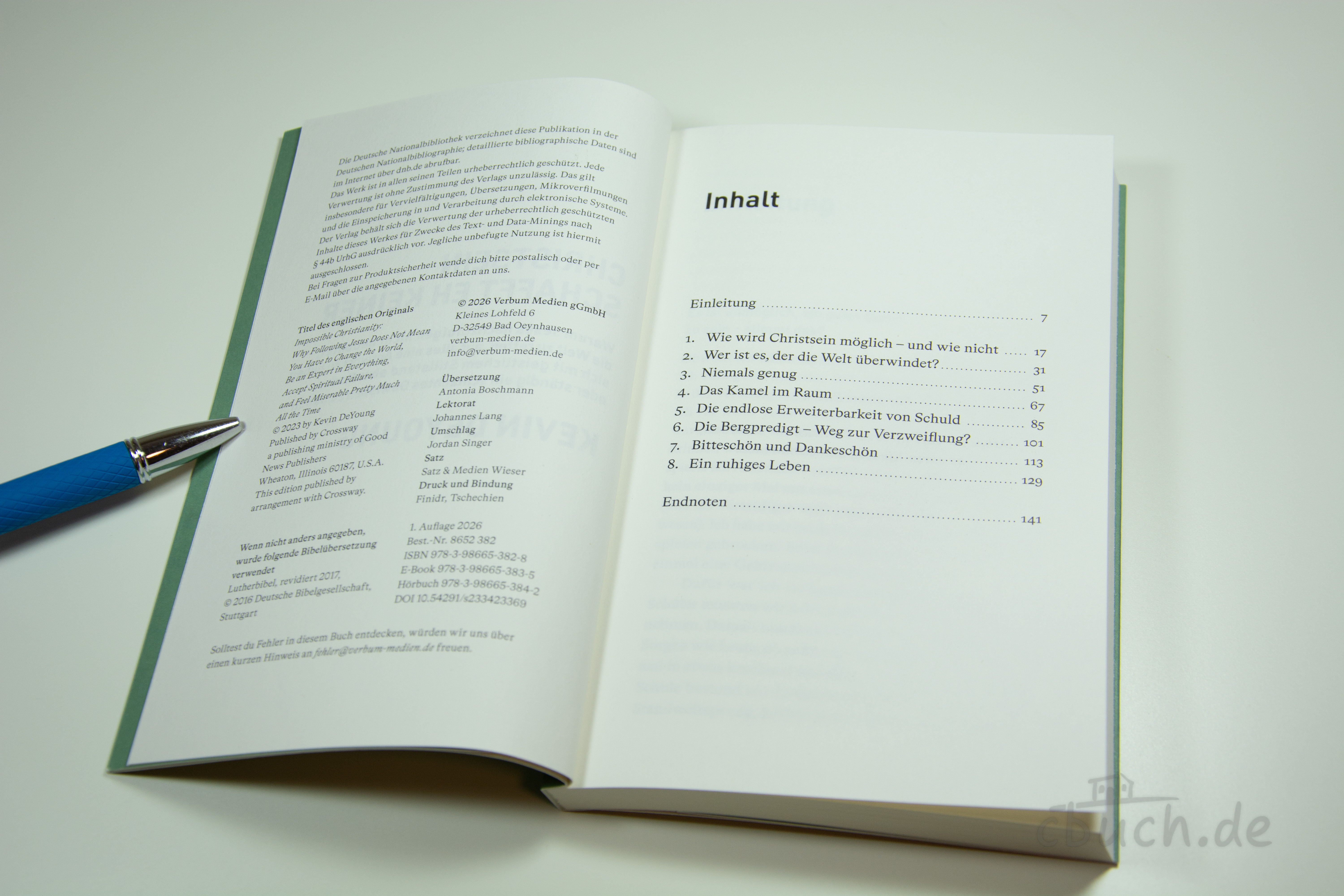 Aufgeschlagenes Buch „Christsein schafft eh keiner“ von Kevin DeYoung mit sichtbarem Inhaltsverzeichnis, erschienen bei Verbum Medien.