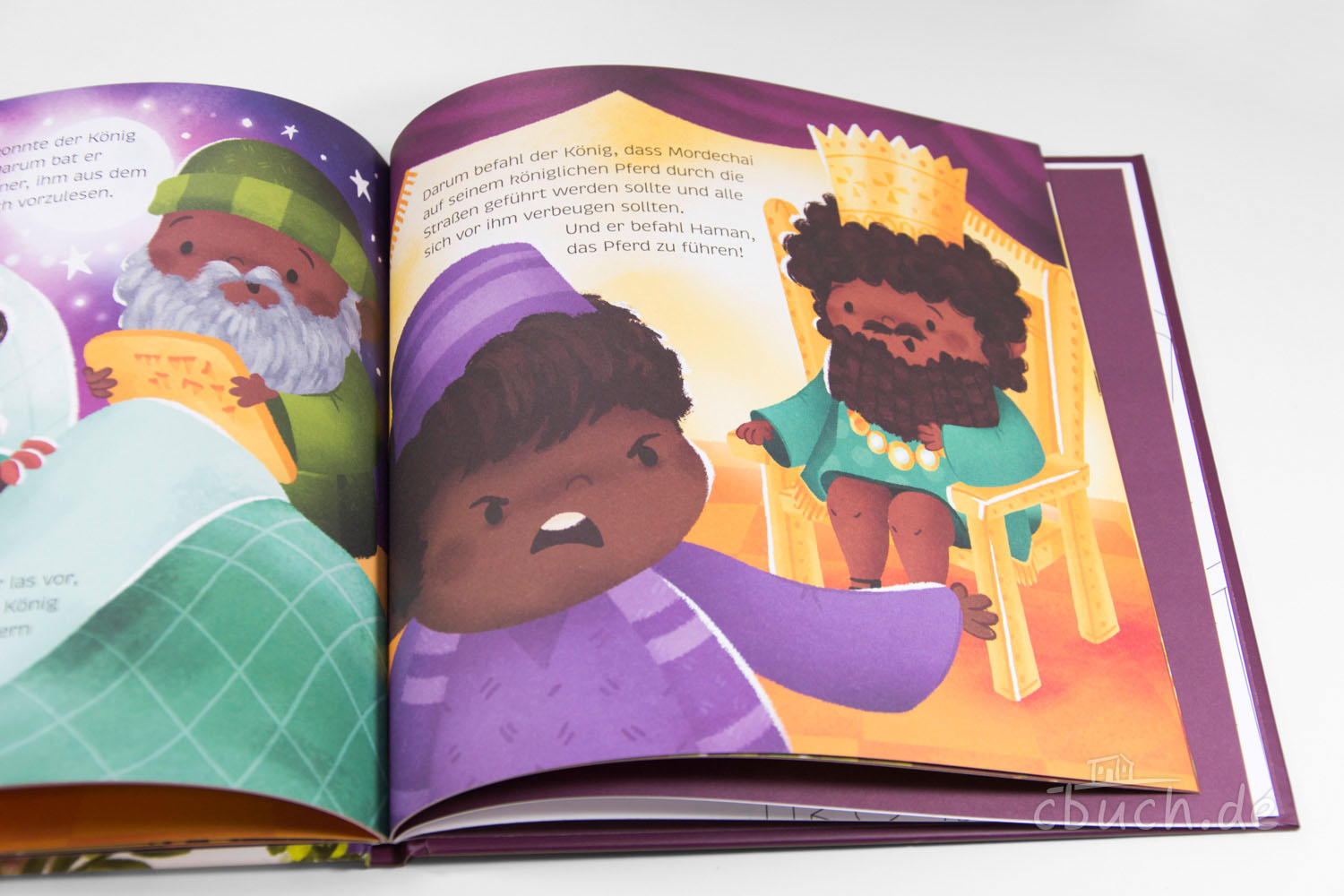 Geöffnete Kinderbuchseite mit königlicher Szene und Figuren