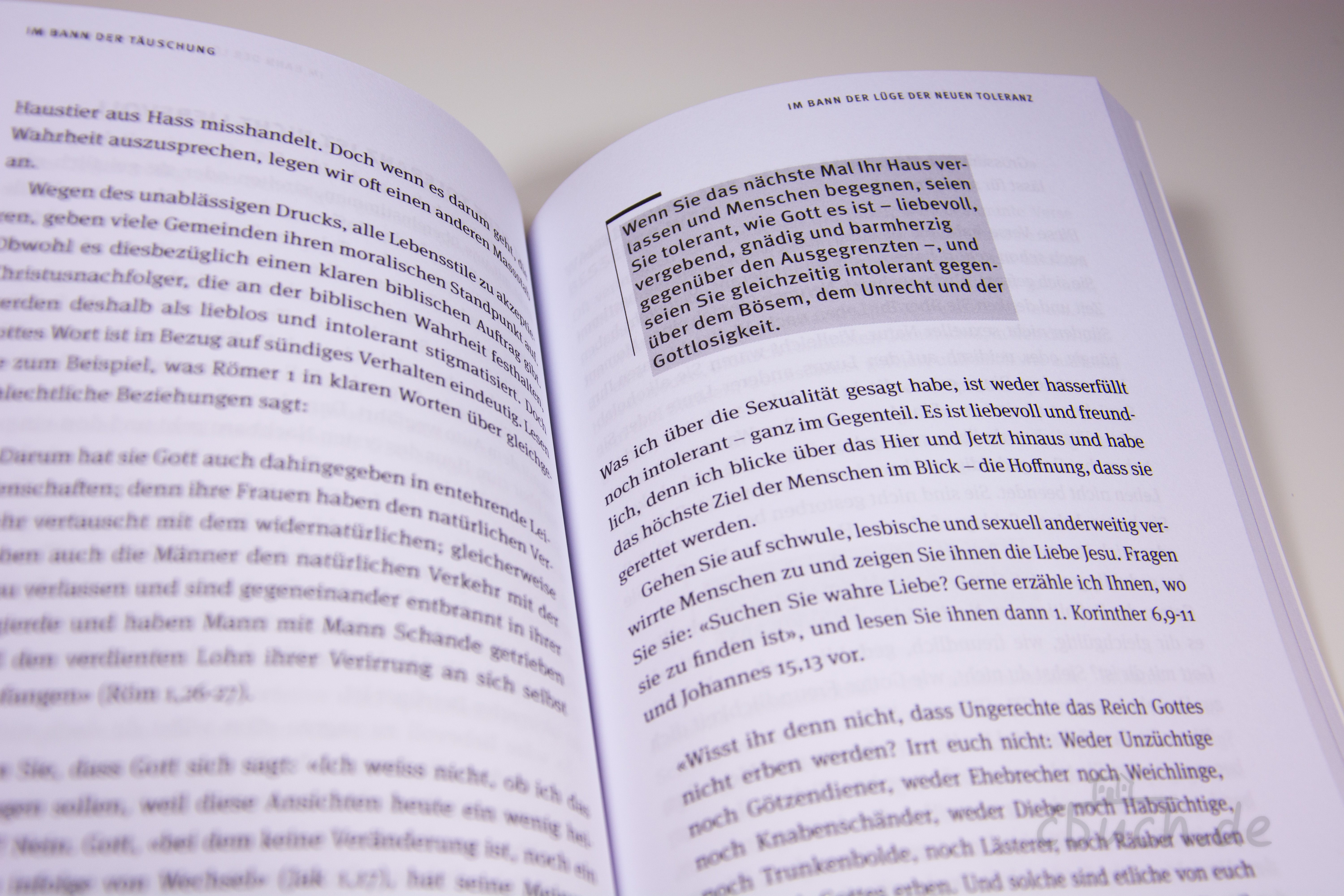 Geöffnete Innenseiten des Buches „Jack Hibbs: Im Bann der Täuschung“ von CV mit hervorgehobenem Text über Wahrheit, Toleranz und geistliches Unterscheidungsvermögen.