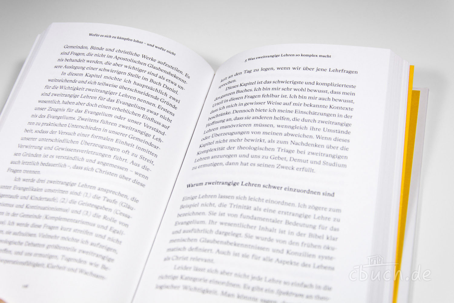 Foto eines aufgeschlagenen Buchs mit Text in deutscher Sprac