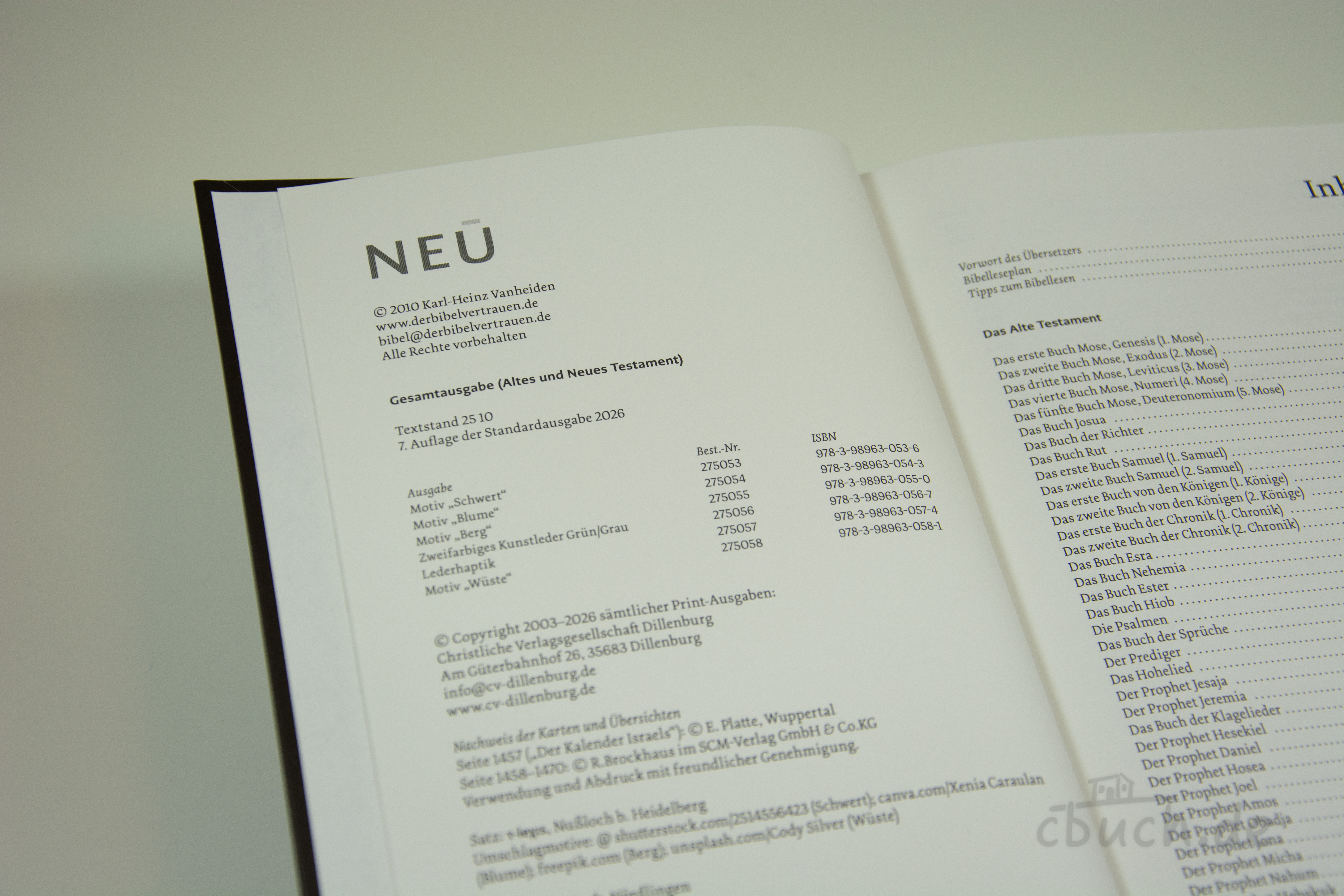 NeÜ bibel. heute Standardausgabe Berg – Innenansicht Innenansicht der NeÜ bibel. heute Standardausgabe „Berg“ von CV, geöffnete Bibel mit Titel- und Inhaltsseite, zeitgemäße Übersetzung für den Einstieg ins Bibellesen.