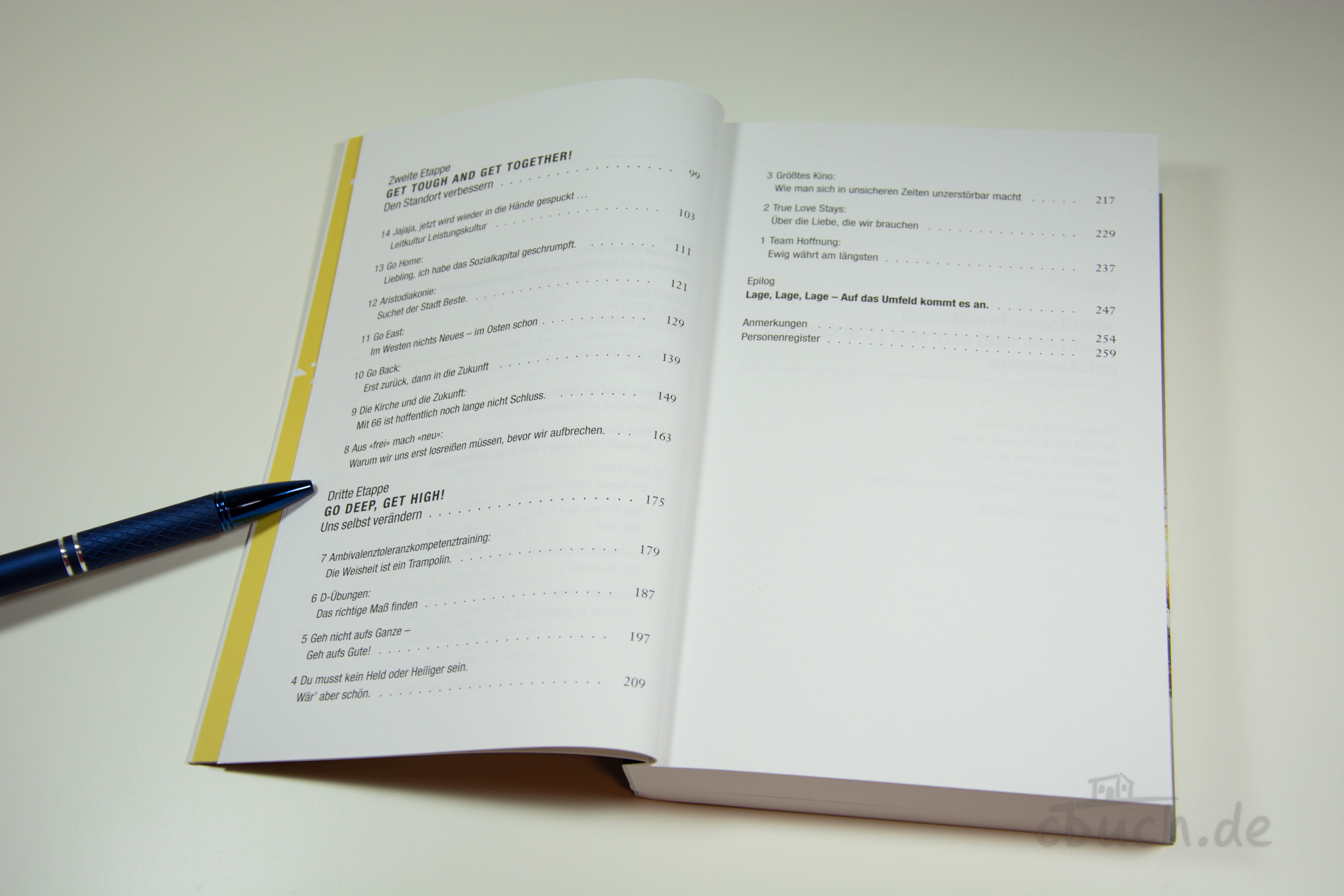 Inhaltsverzeichnis eines Buches mit blauem Kugelschreiber Aufgeschlagenes Buch zeigt Inhaltsverzeichnis neben blauem K