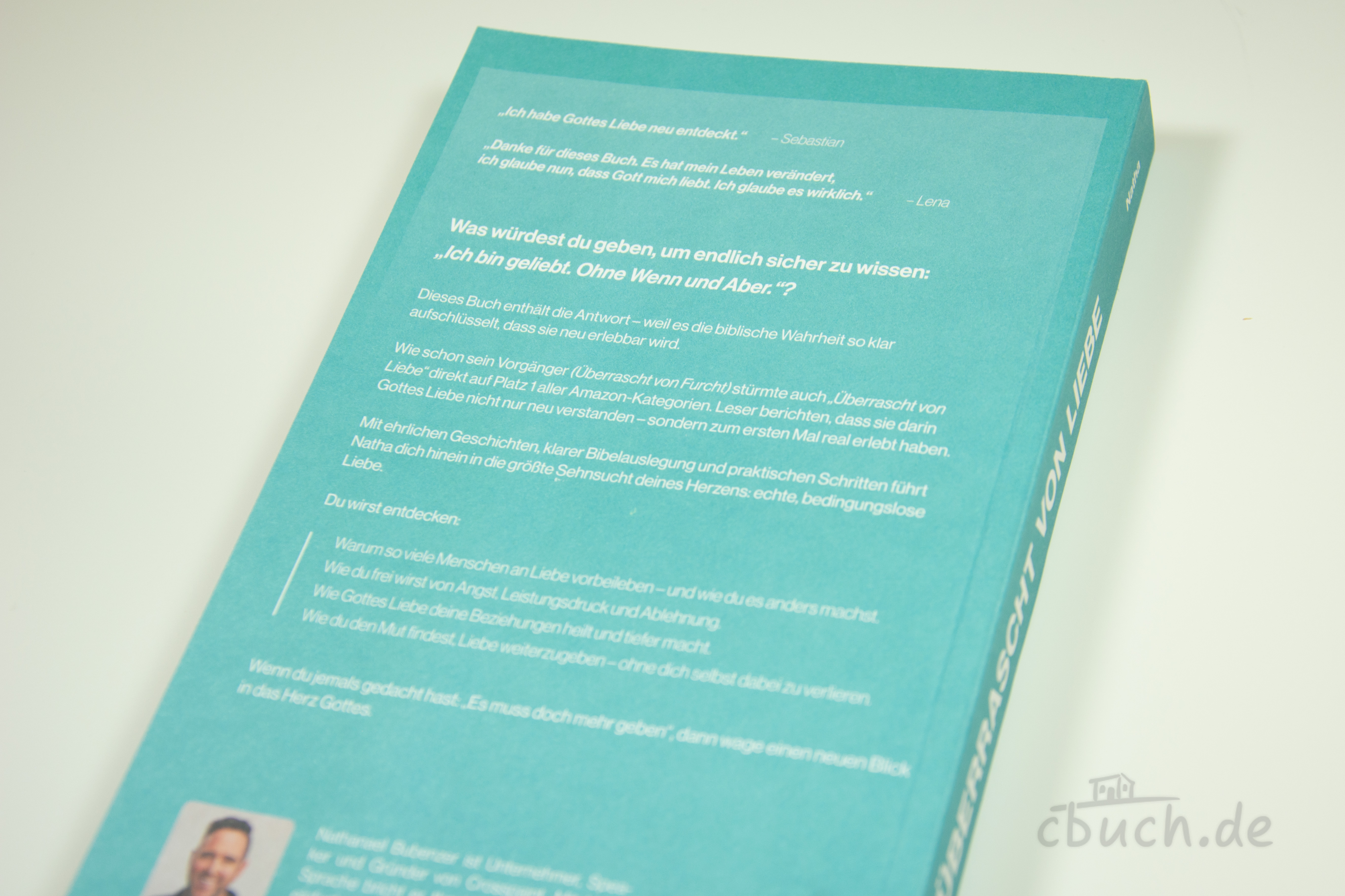 Rückseite des Buches „Überrascht von Liebe“ von Nathanael Bubenzer, Neuauflage im CV Verlag, mit Text über Gottes Liebe, biblische Wahrheit, ehrliche Geschichten und praktische Schritte.