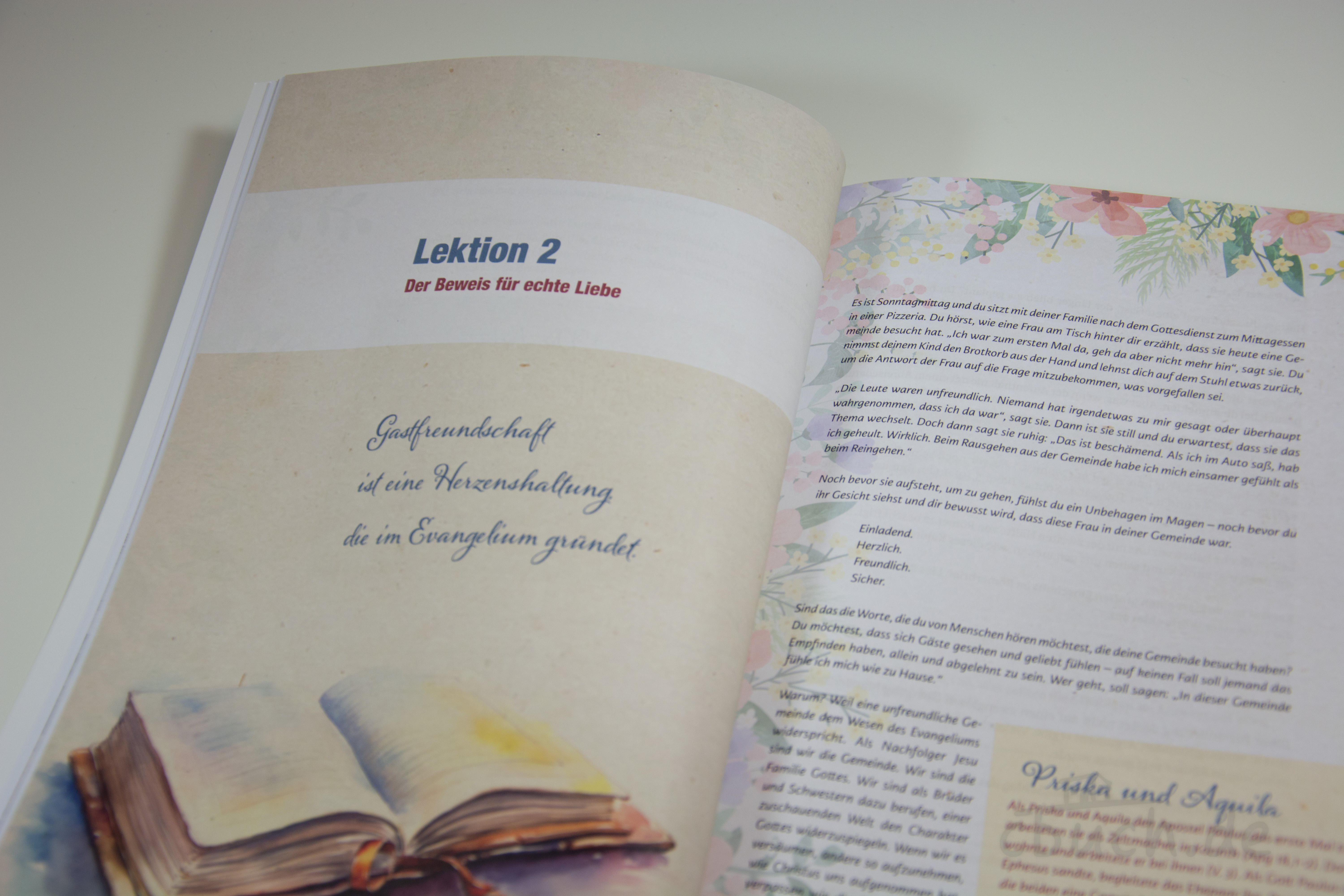 Offenes Buch mit Lektion 2 und Text über Gastfreundschaft
