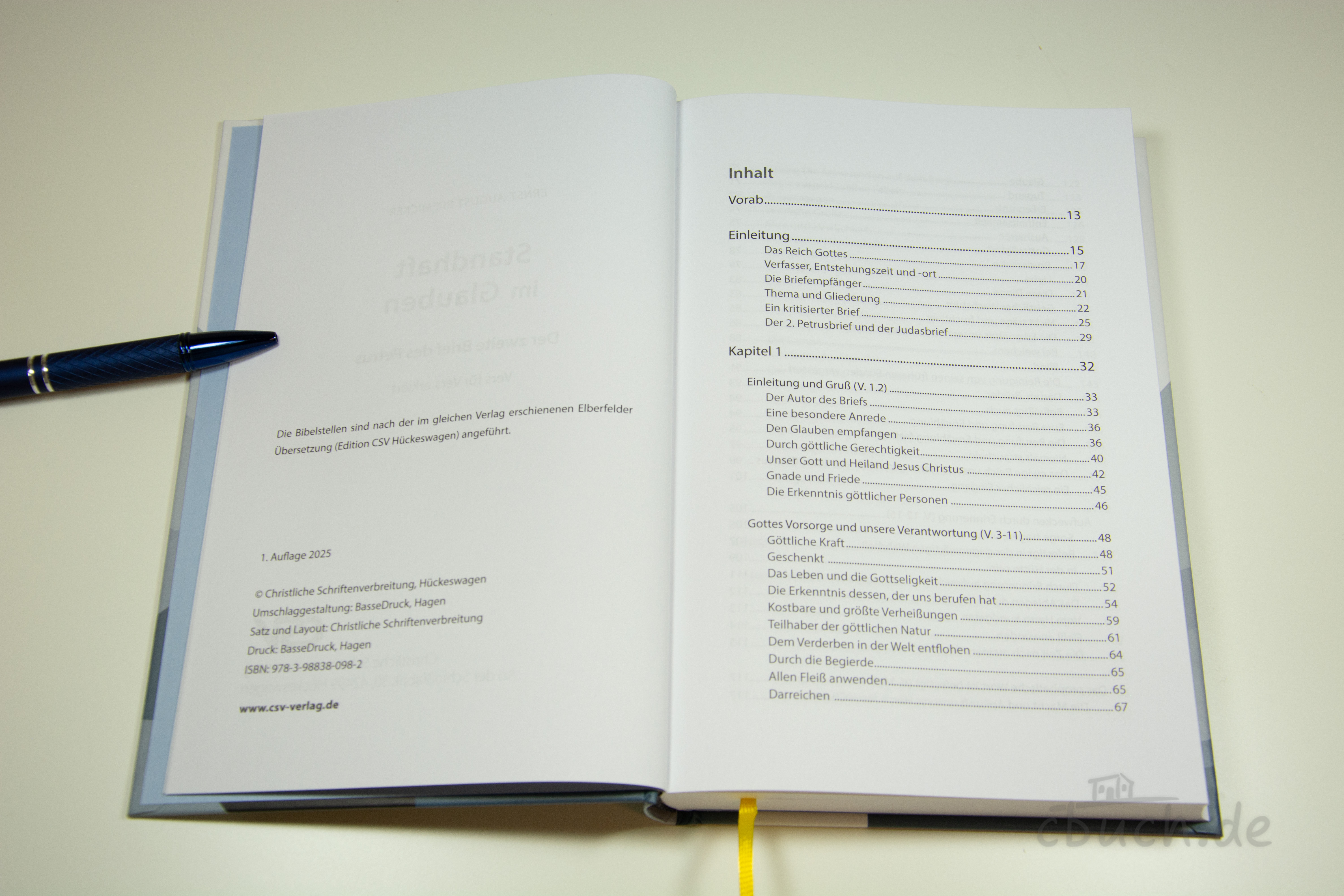 Geöffnetes Buch "Bremicker: Standhaft im Glauben" von CSV mit sichtbarem Inhaltsverzeichnis – leicht verständlicher Kommentar und Auslegung zum zweiten Petrusbrief.