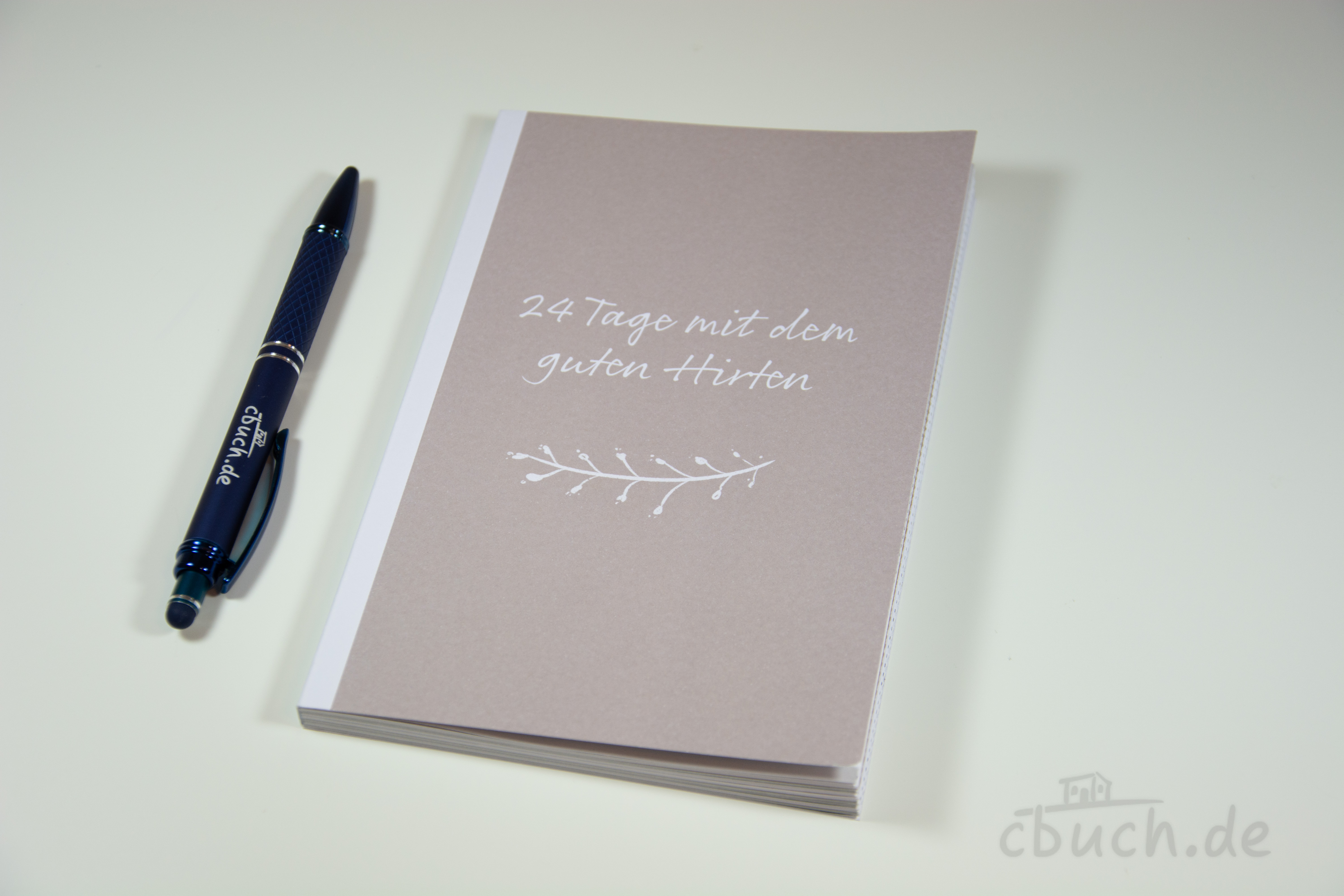 Notizbuch 24 Tage mit dem guten Hirten und Stift Notizbuch 24 Tage mit dem guten Hirten und blauer Stift auf