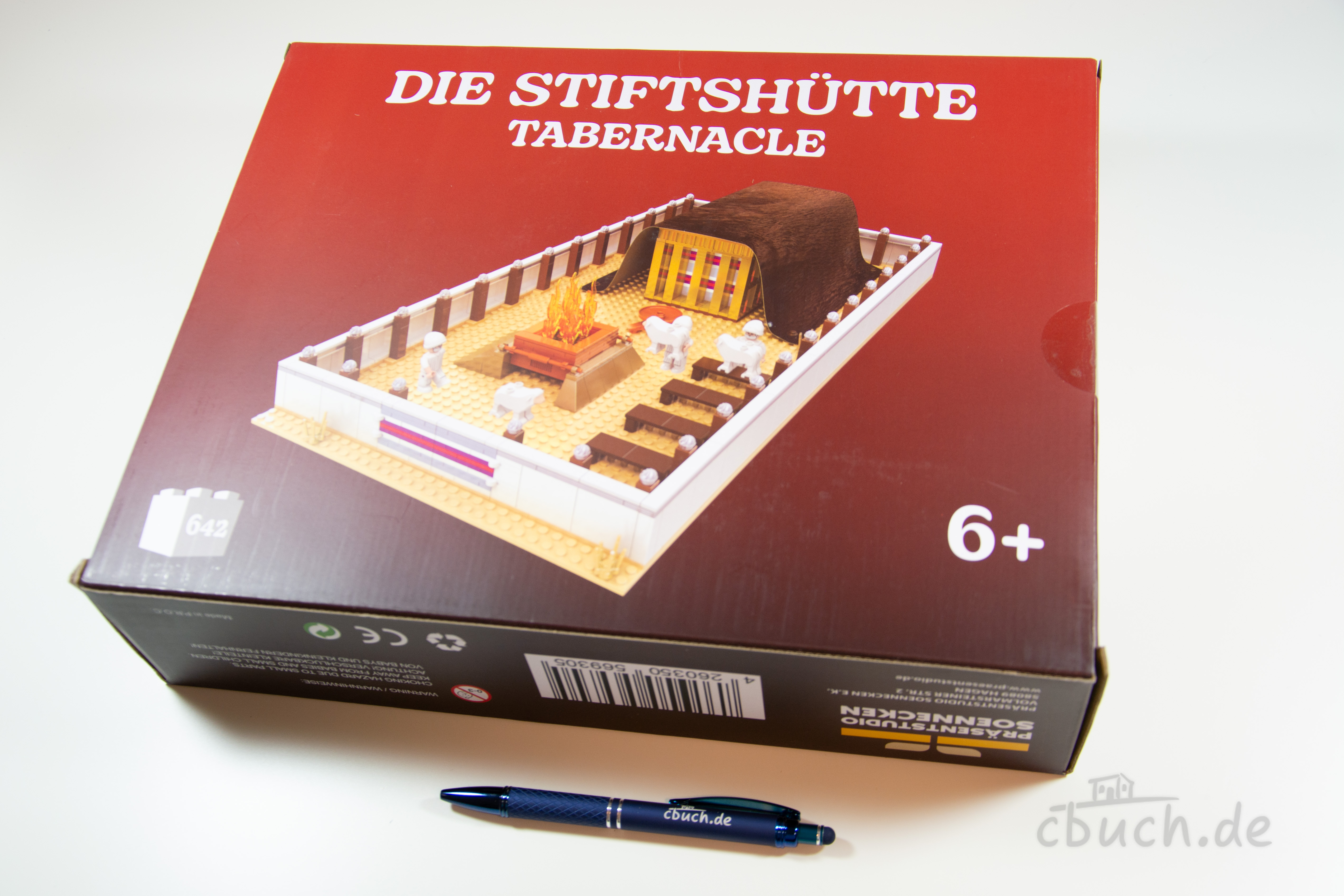 Die Stiftshütte aus Klemmbausteinen (Bausatz) – CMVH, 642 Teile, ab 6 Jahren Produktbox des CMVH Bausatzes „Die Stiftshütte“ aus Klemmbausteinen mit 642 Teilen, vereinfachtem Tabernakel-Modell, Priesterfiguren und Schafen, geeignet für Kinder ab 6 Jahren.